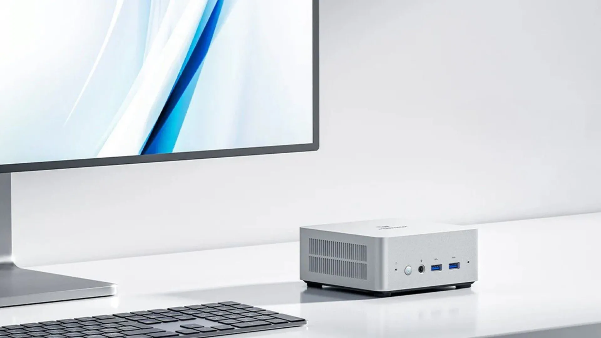 Máy tính mini MINISFORUM UN1250 màu đen đặt trên bàn làm việc, thiết kế tối giản và hiện đại.
