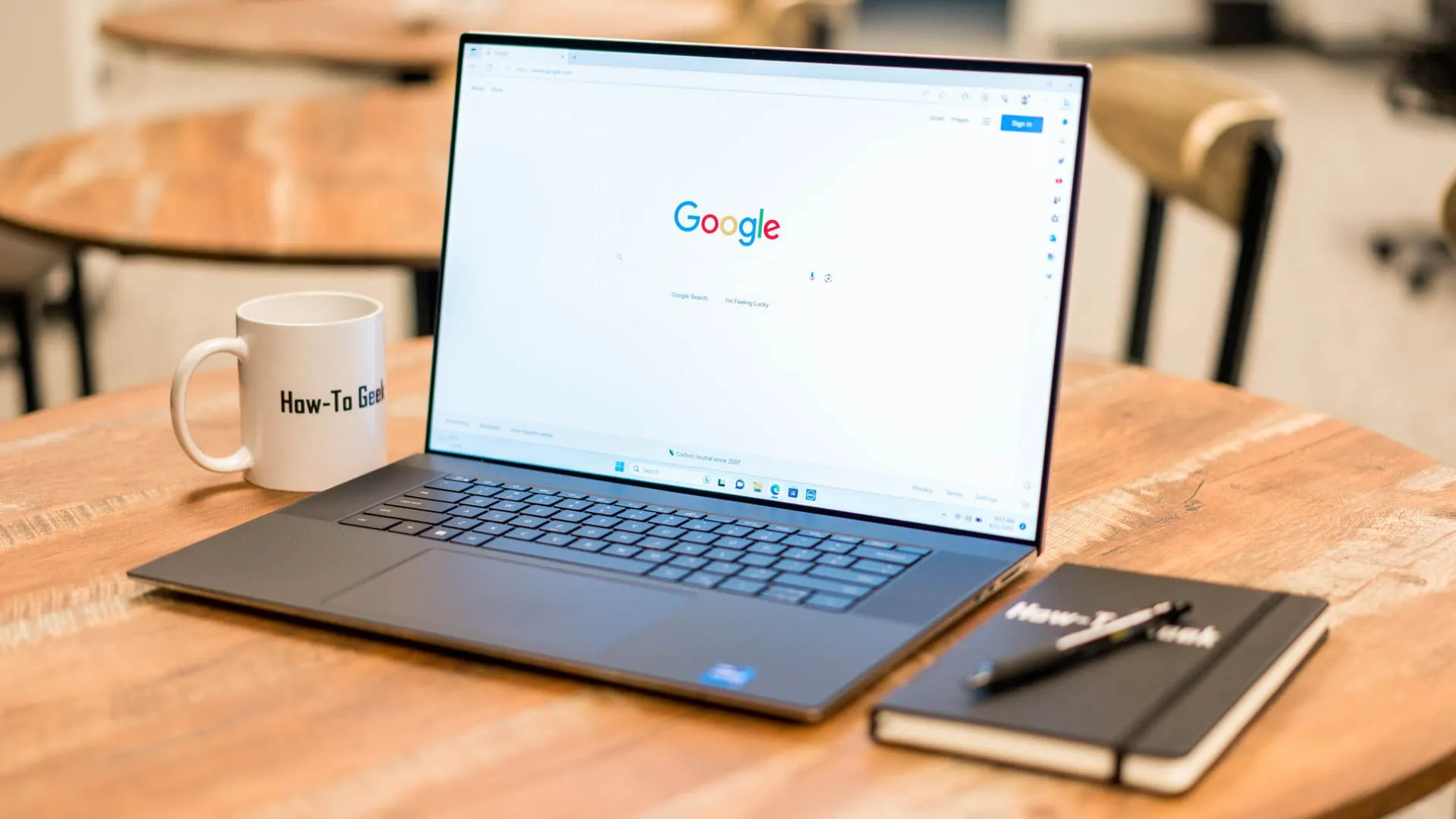 Máy tính xách tay Dell XPS 17 cùng sổ ghi chú trên bàn, gợi ý việc lập kế hoạch công việc thủ công hoặc kỹ thuật số.