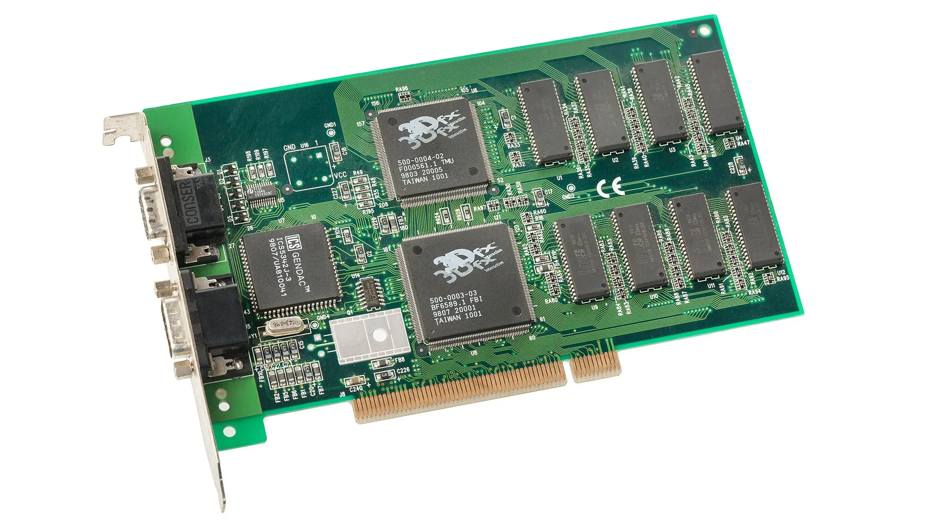 Một card đồ họa 3DFX Voodoo huyền thoại được đặt trên nền trắng