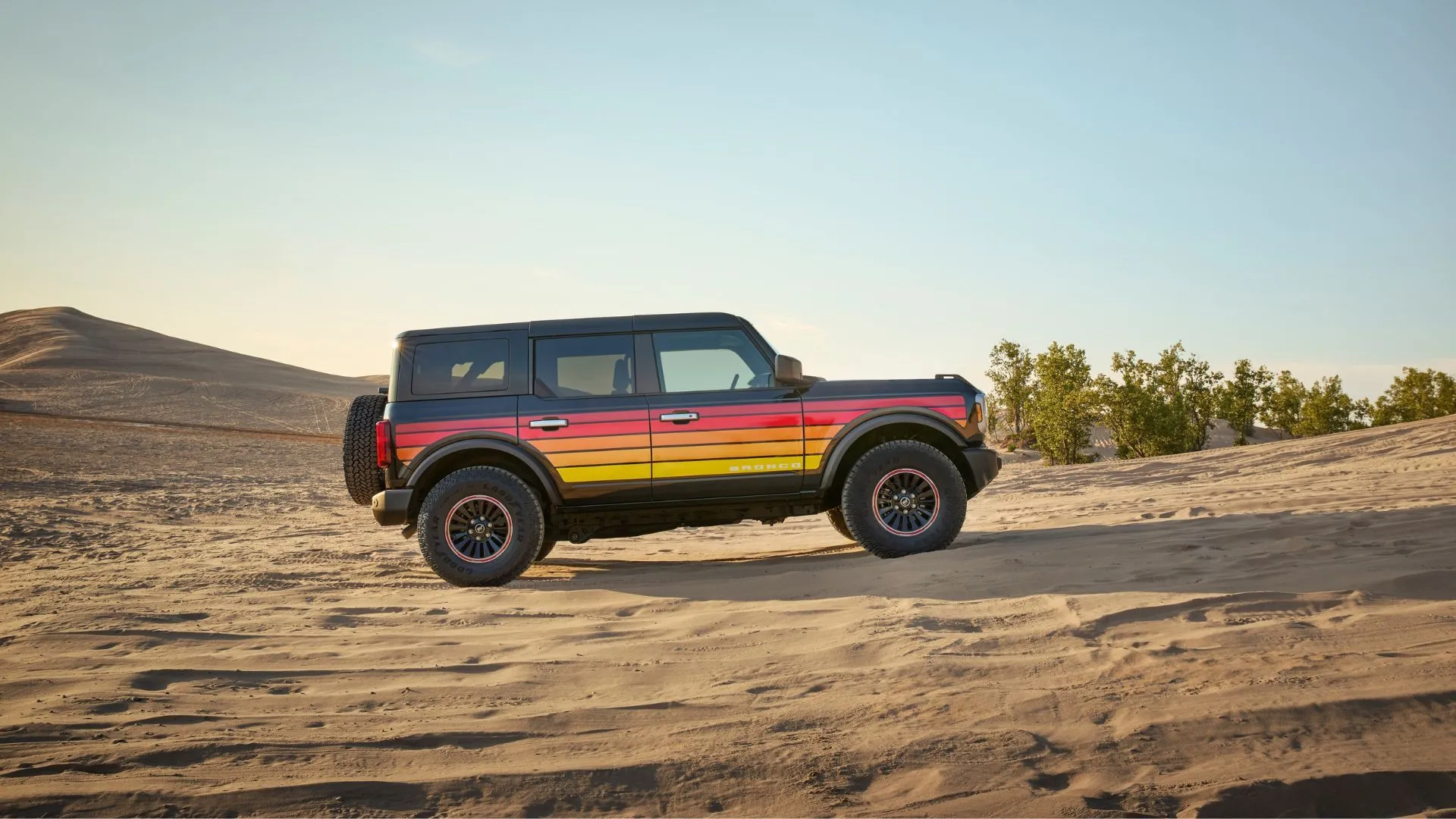 Một chiếc Ford Bronco 2025 màu xanh, minh họa các đợt triệu hồi xe của Ford