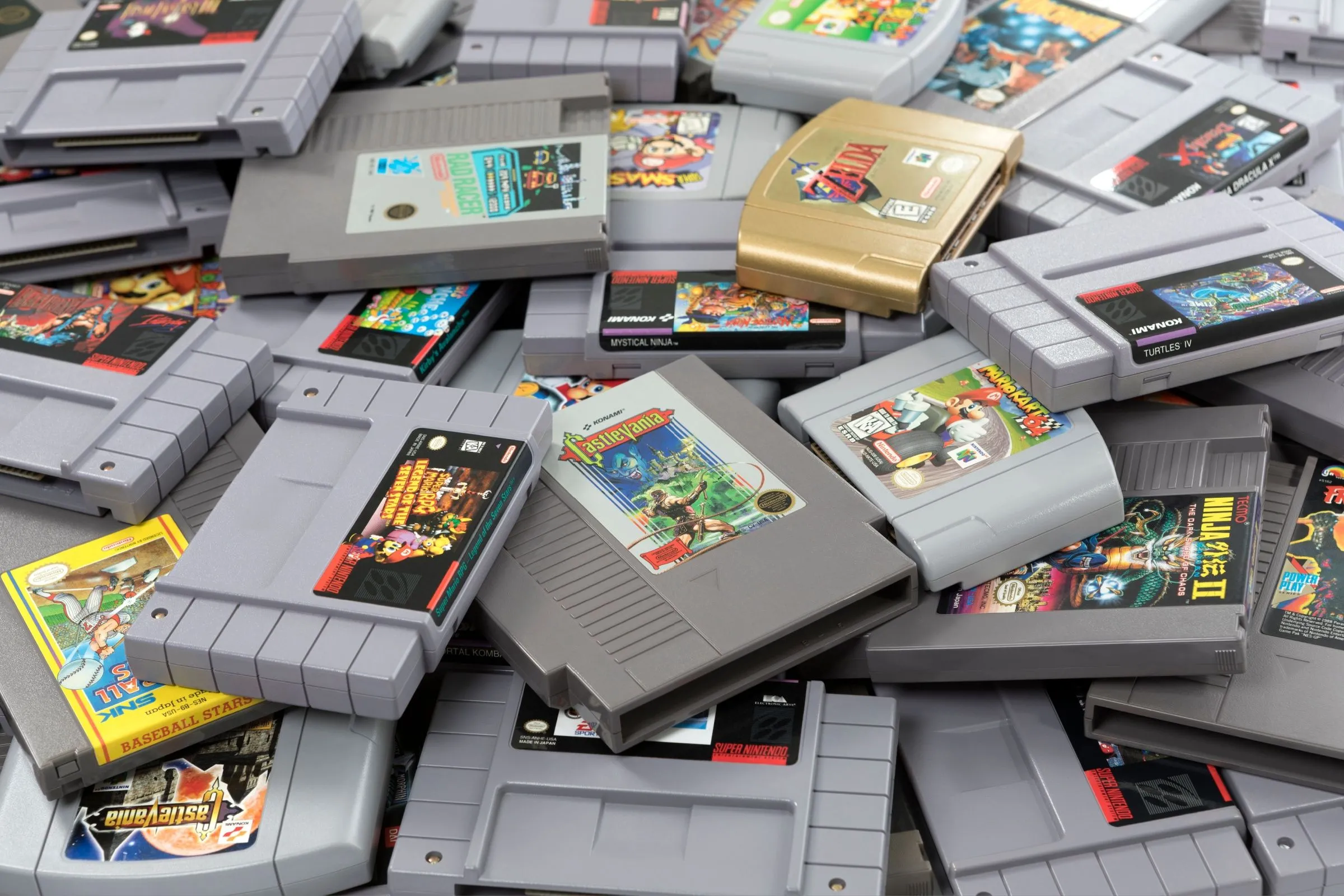 Một chồng lớn băng game Nintendo, thể hiện sự phát triển game trên cartridge