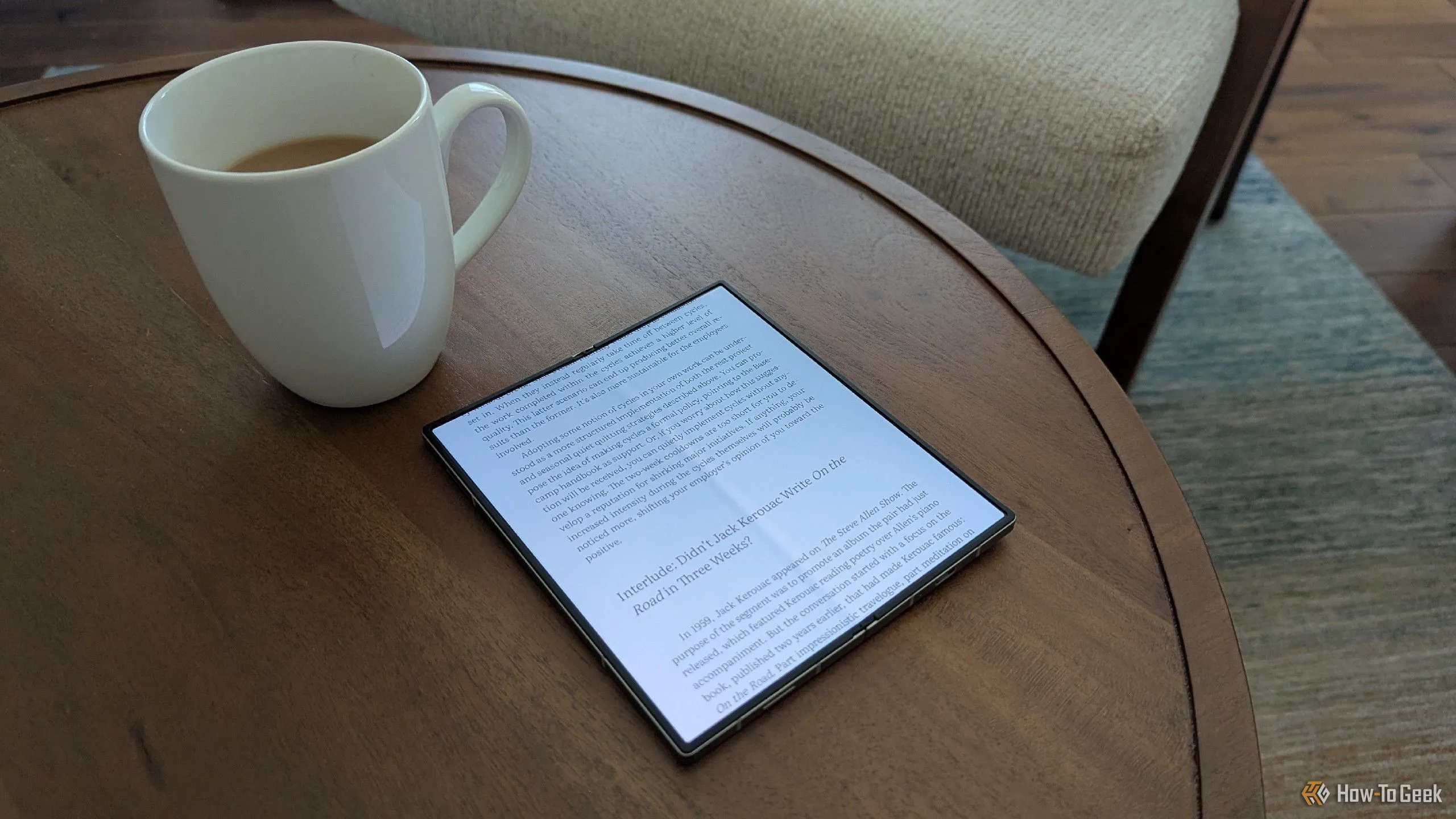 Một cuốn sách điện tử trên Galaxy Z Fold 6 cạnh cốc trà, thể hiện trải nghiệm đọc cá nhân và thư giãn.