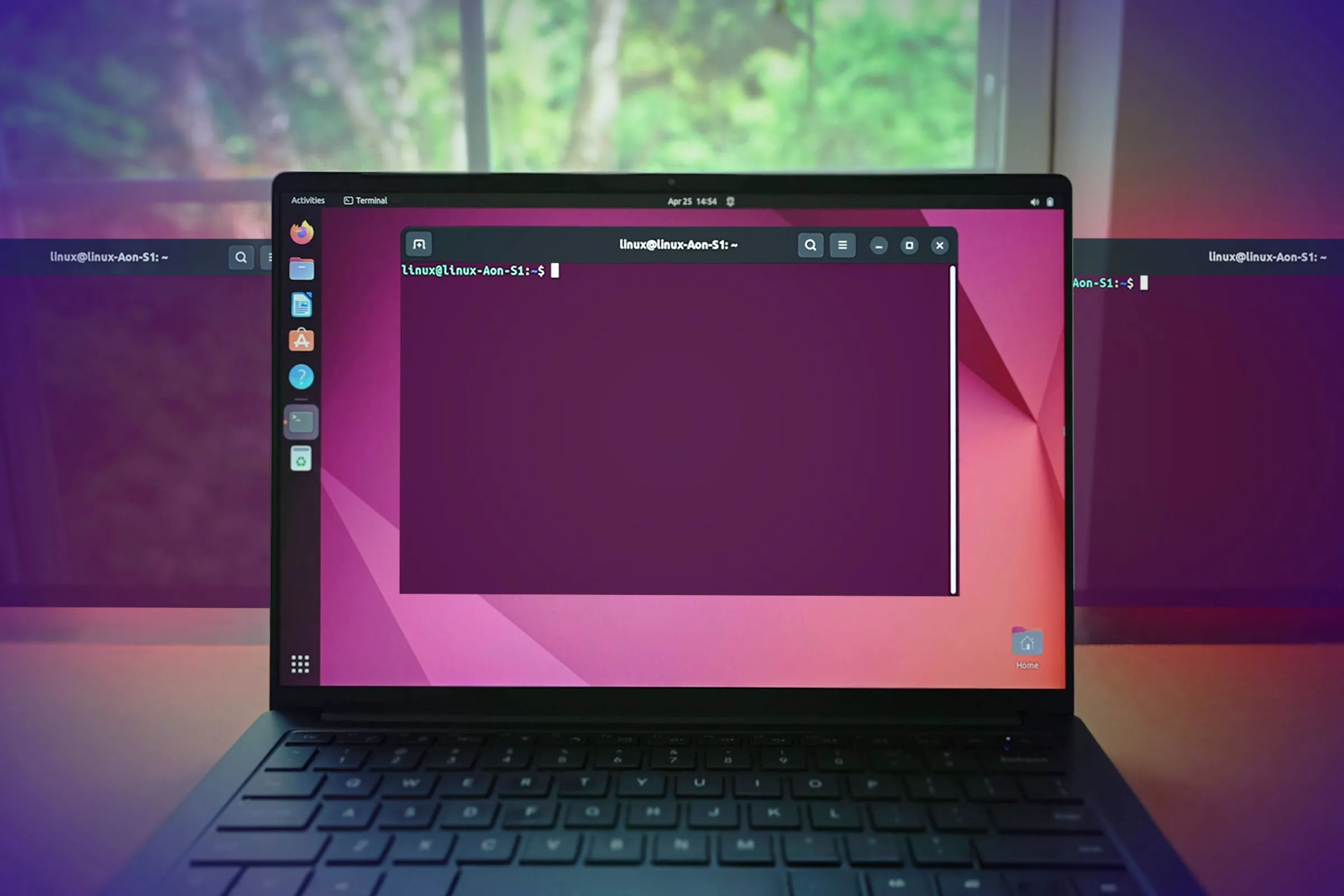 Một máy tính xách tay hiển thị giao diện dòng lệnh Terminal Linux đang mở, minh họa môi trường làm việc tương tự trên điện thoại Pixel.