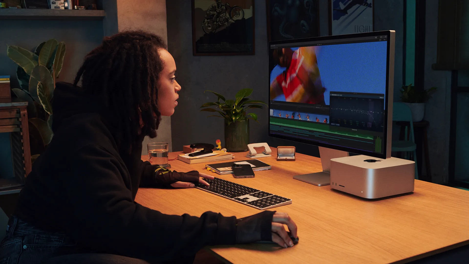 Một nghệ sĩ đồ họa làm việc với Mac Studio và Apple Studio Display, thể hiện sự tích hợp hoàn hảo trong không gian làm việc sáng tạo