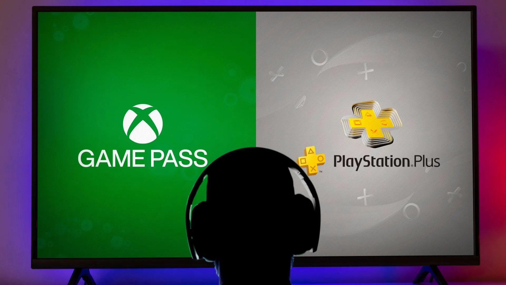 Một người đàn ông nhìn vào các logo Xbox Game Pass và PlayStation Plus trên màn hình TV lớn, thể hiện sự lựa chọn giữa các dịch vụ thuê bao game