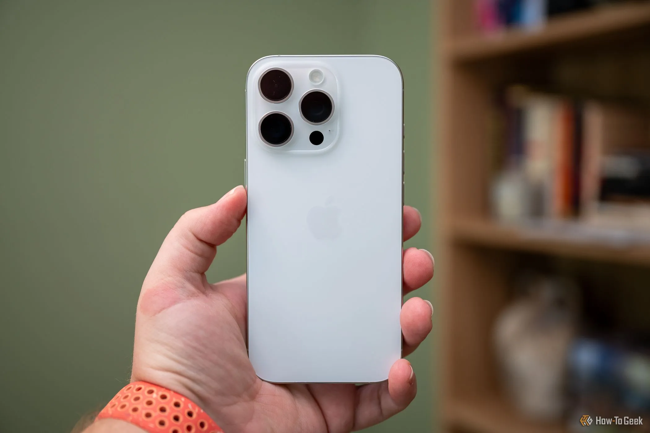 Một người đang cầm chiếc iPhone 16 Pro, cho thấy thiết kế và kích thước của điện thoại.