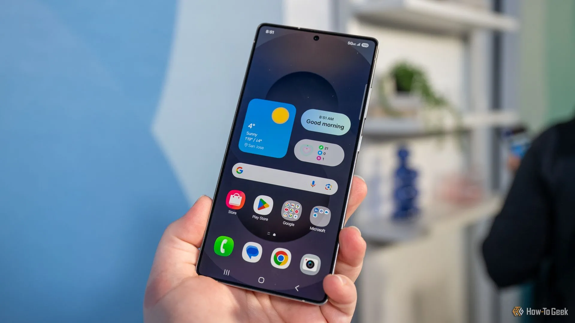Một người đang cầm chiếc Samsung Galaxy S25 Ultra, tập trung nhìn vào màn hình hiển thị sống động.