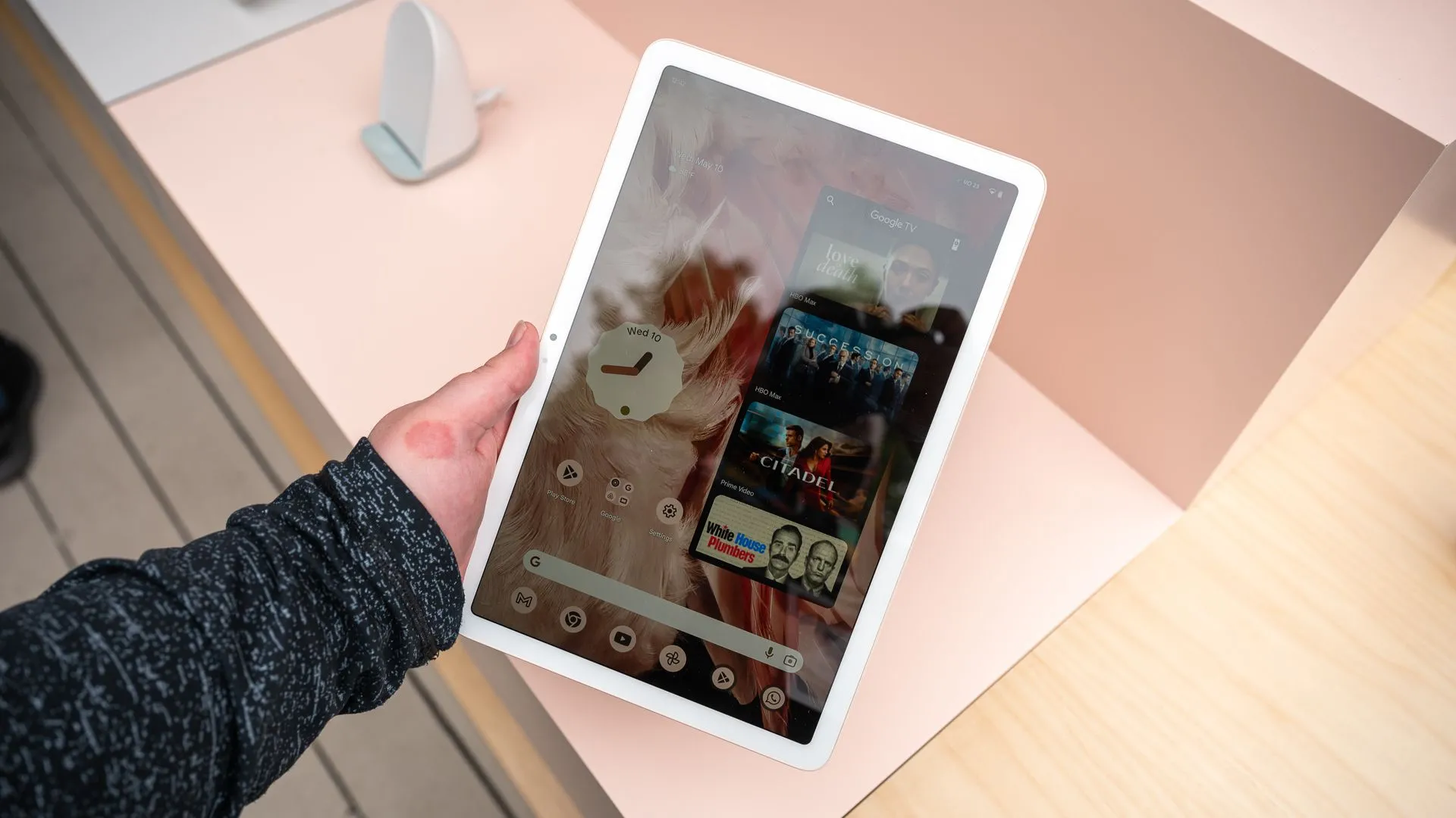 Một người đang cầm Google Pixel Tablet theo chiều dọc, minh họa tính di động của máy.