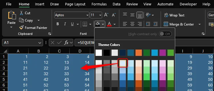 Một ô tính tô màu xanh lam nhạt trong Excel chuyển thành xanh lam đậm khi chế độ tối được kích hoạt.