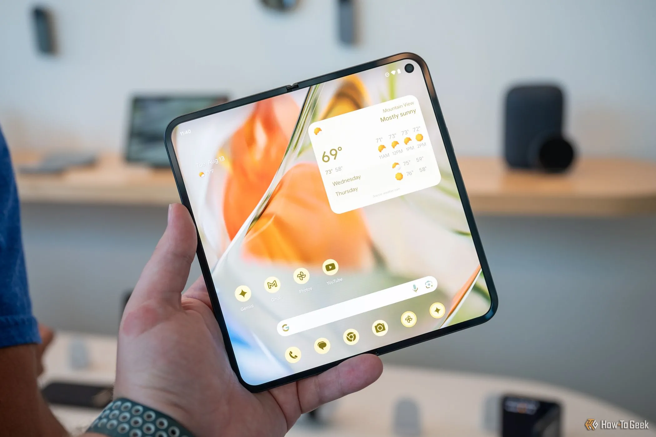 Người cầm Google Pixel 9 Pro Fold đang mở