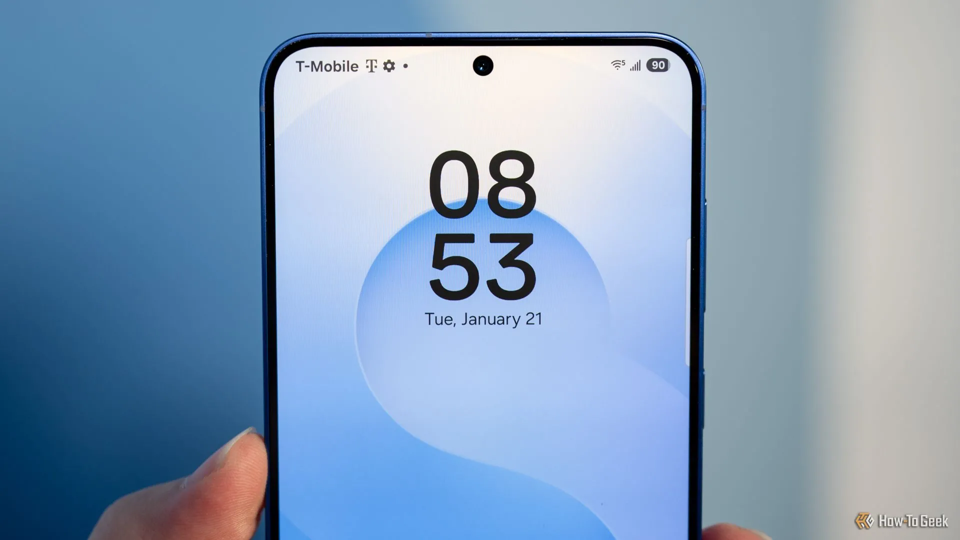 Người dùng cầm Samsung Galaxy S25 Plus, cho thấy màn hình Dynamic AMOLED 2X với viền mỏng và camera trước.