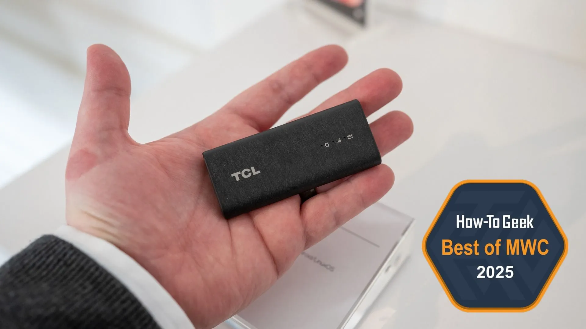 Người dùng đang cầm bộ phát Wi-Fi 5G RedCap TCL LINKPORT IK511 USB Dongle màu trắng