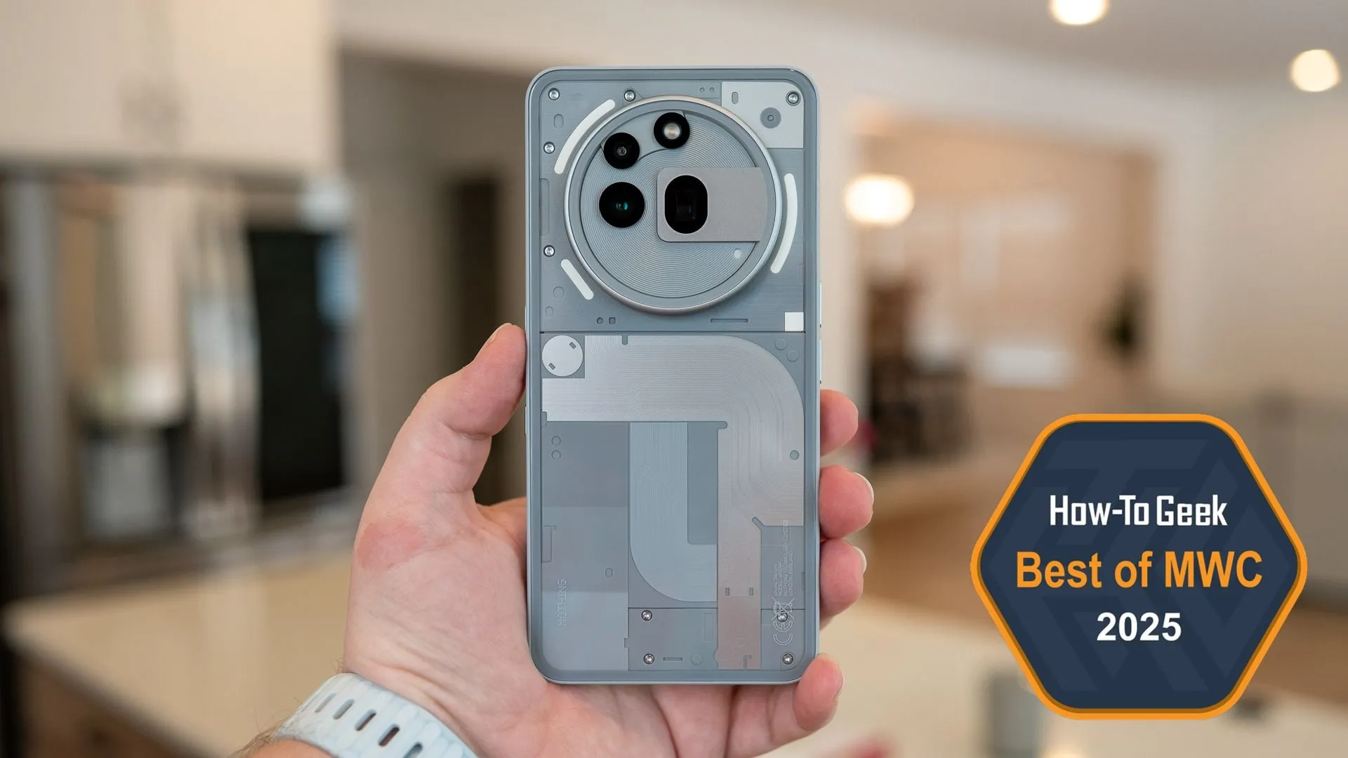 Người dùng đang cầm điện thoại Nothing Phone (3a) Pro với thiết kế Glyph interface và cụm camera tròn