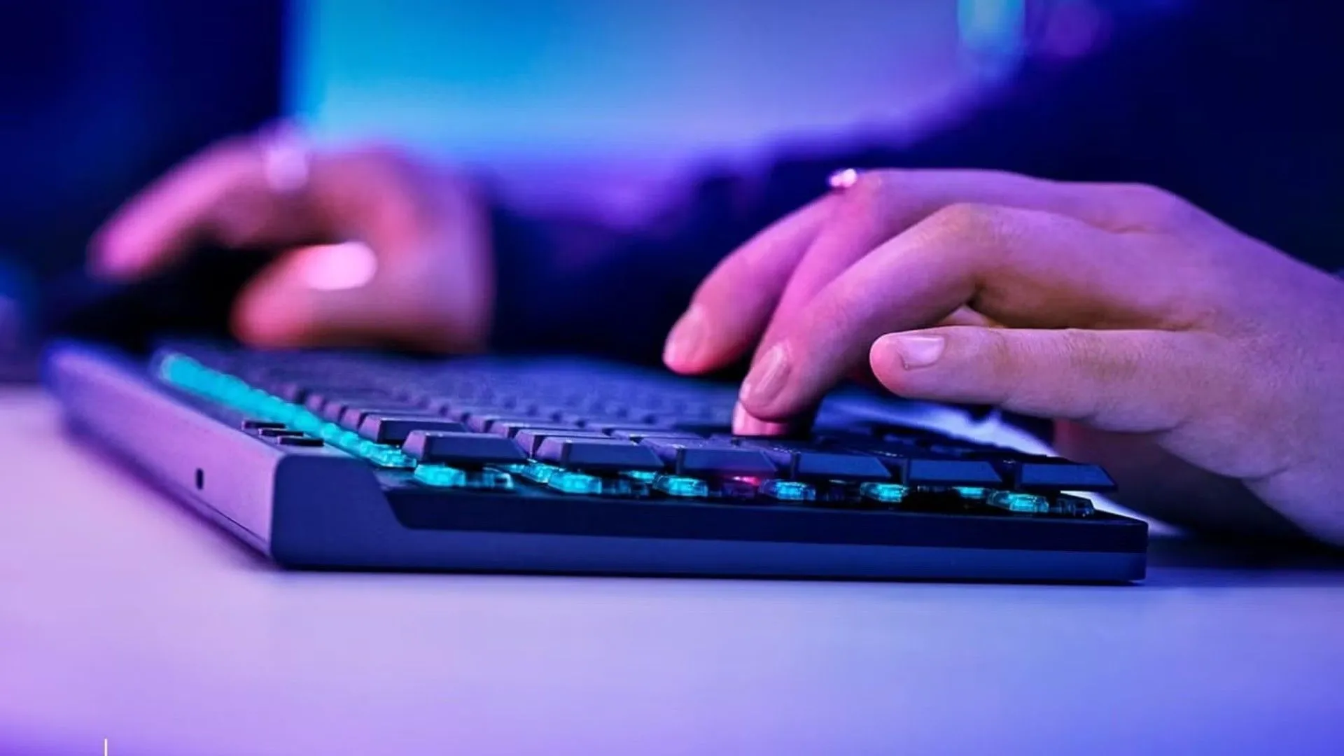 Người dùng đang gõ phím trên bàn phím Logitech G515 Lightspeed TKL, đại diện cho việc Logitech tăng giá sản phẩm