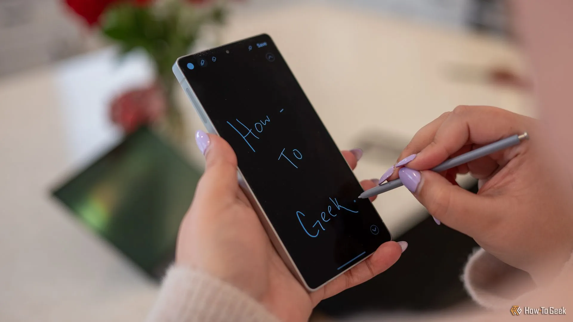 Người dùng đang viết tin nhắn bằng bút S Pen trên màn hình Samsung Galaxy S25 Ultra, thể hiện khả năng ghi chú tiện lợi.