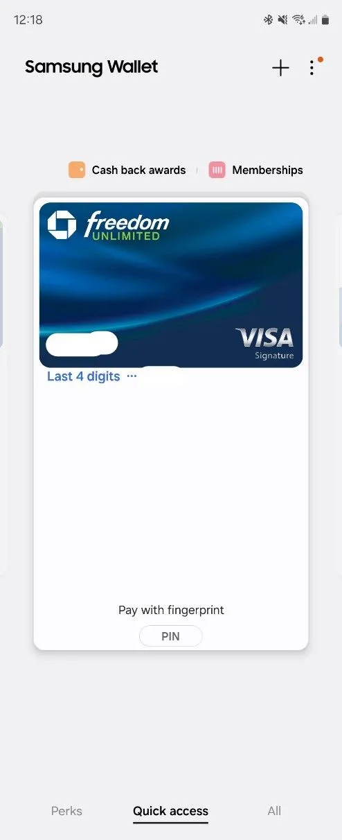 Người dùng đang vuốt và chọn thẻ thanh toán mong muốn trong ứng dụng Samsung Wallet trước khi thực hiện giao dịch.