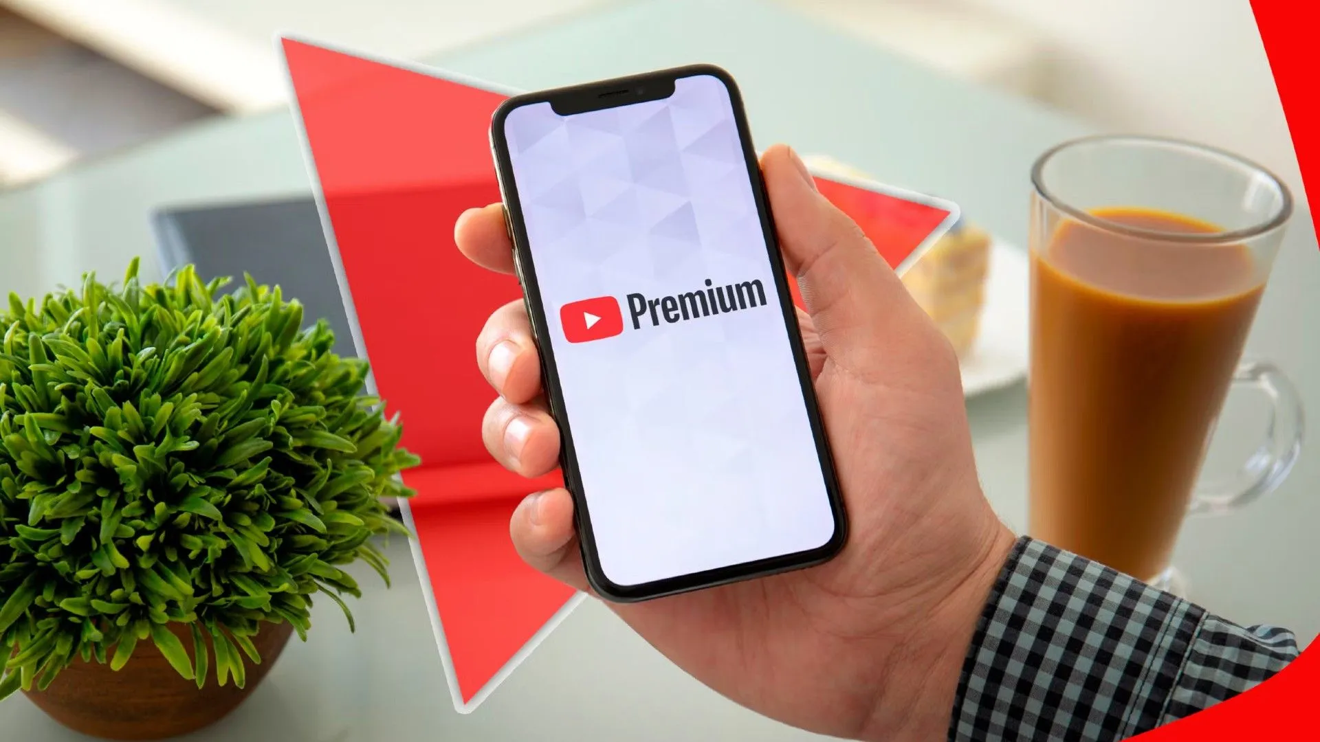 Người dùng trải nghiệm YouTube Premium trên điện thoại