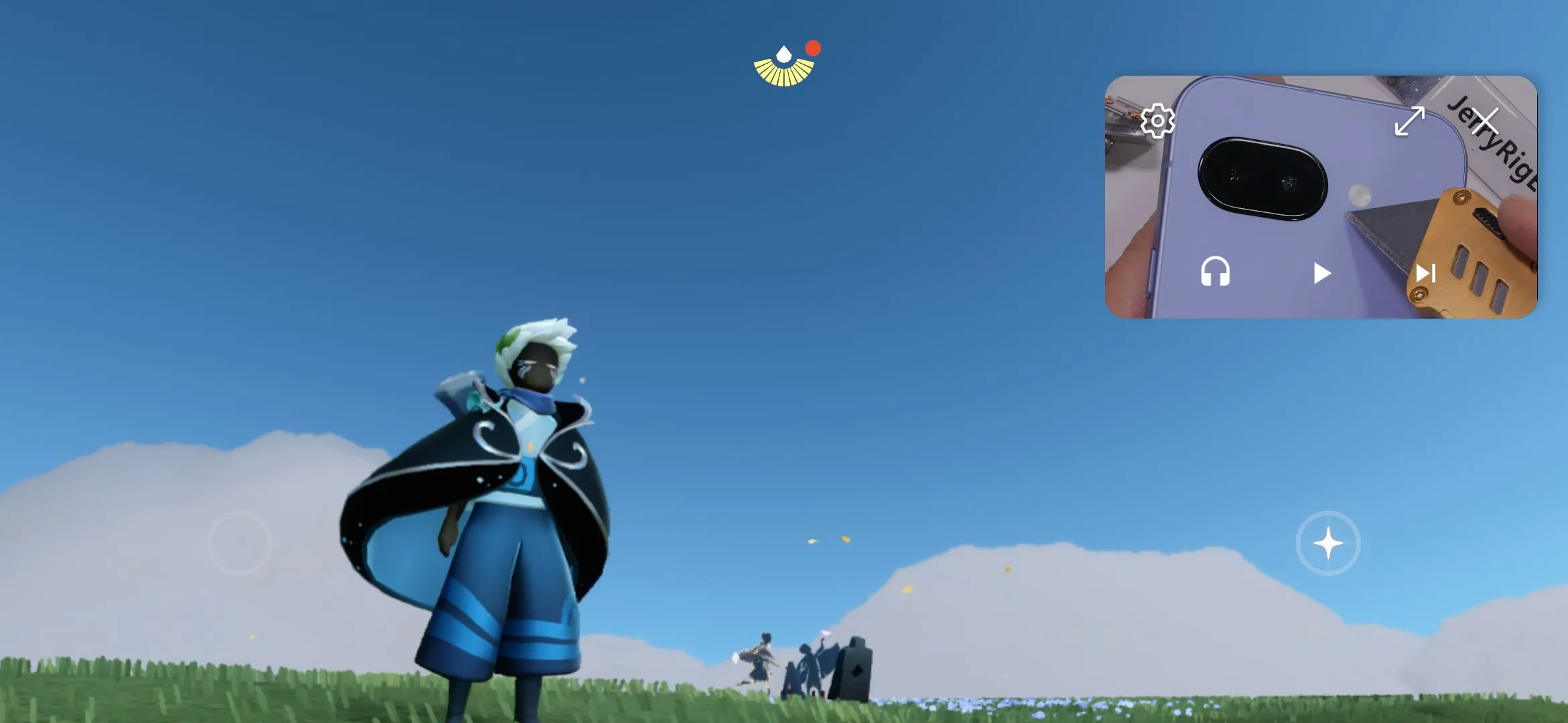Người dùng xem video YouTube ở chế độ Hình trong Hình (PiP) trong khi đang chơi game trên điện thoại Samsung