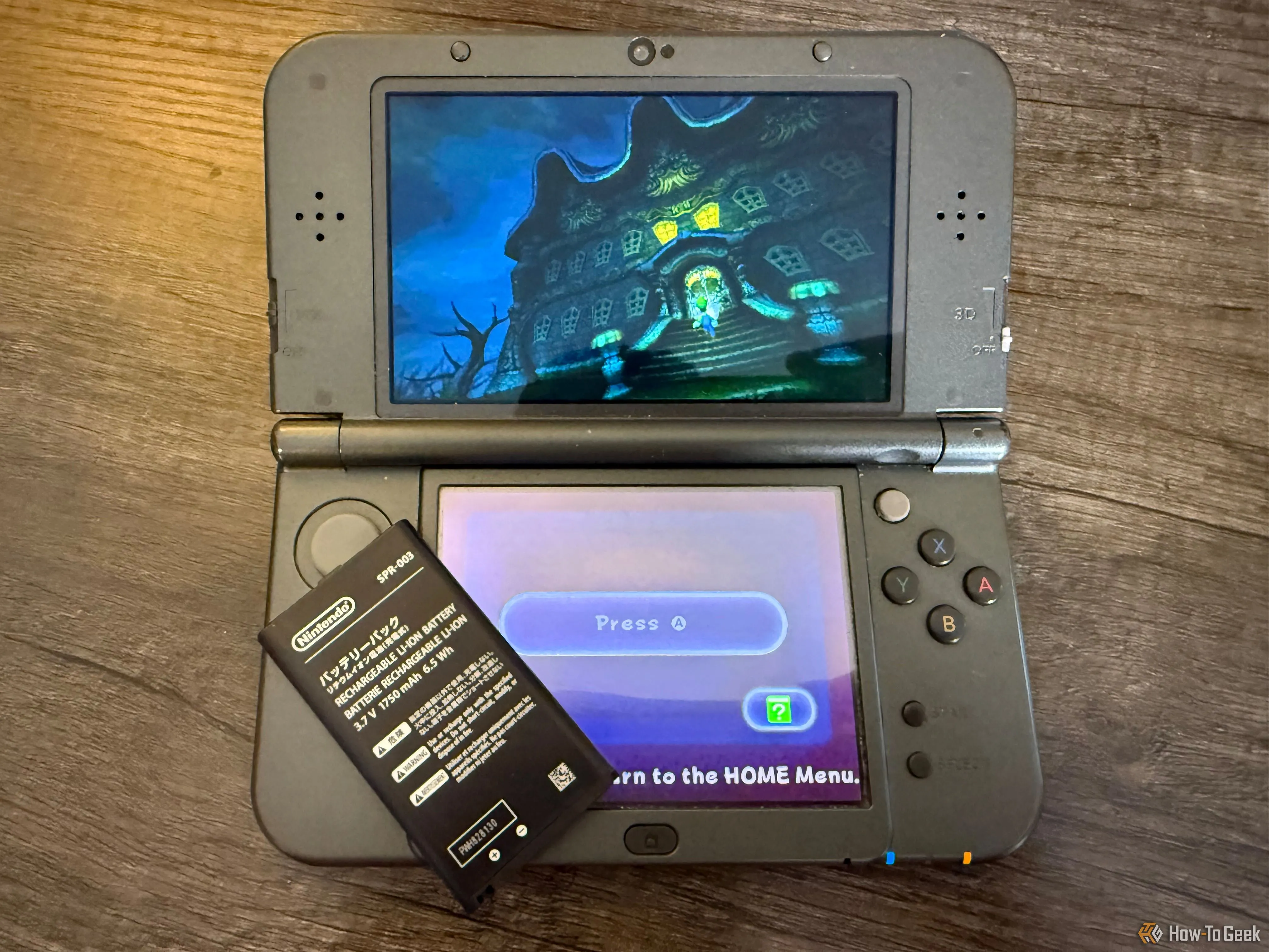 Nhân vật Luigi từ trò chơi Luigi's Mansion trên Nintendo 3DS, biểu tượng cho những giờ giải trí sau khi thay pin thành công.