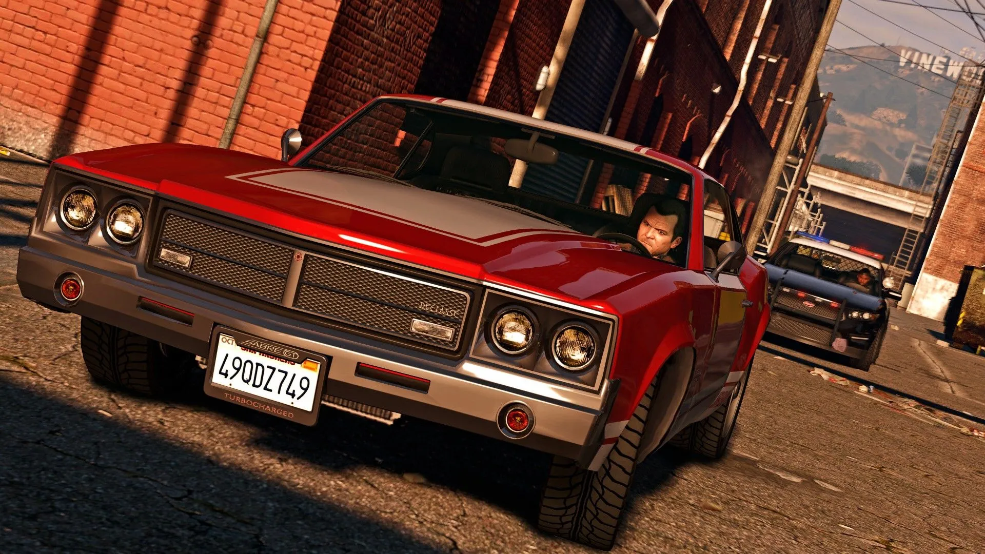Nhân vật Michael đang lái xe né tránh cảnh sát trong Grand Theft Auto V, minh họa cảnh hành động tốc độ cao thường xuyên diễn ra cùng với âm nhạc radio trong game.