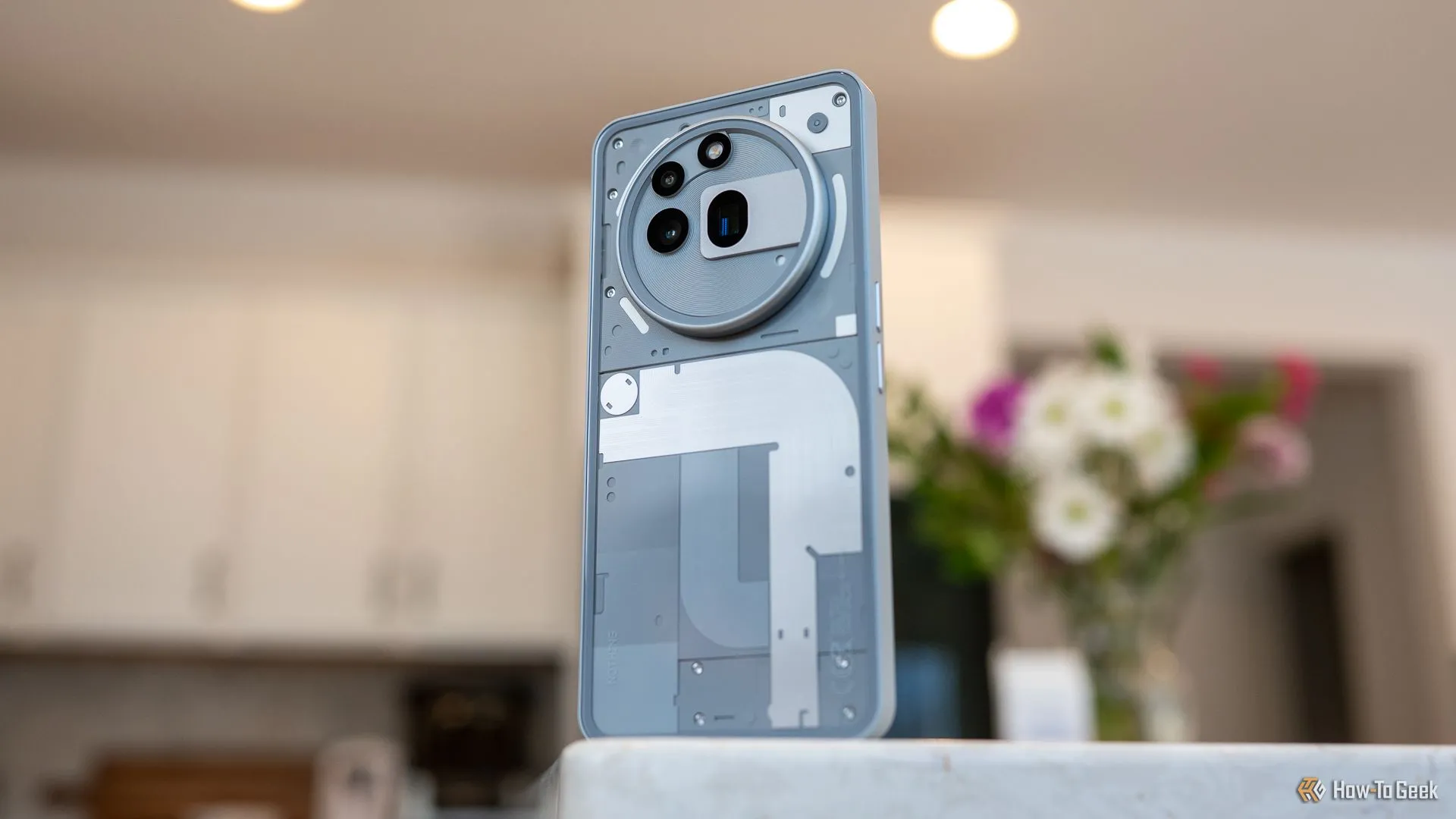 Nothing Phone (3a) Pro với thiết kế đặc trưng