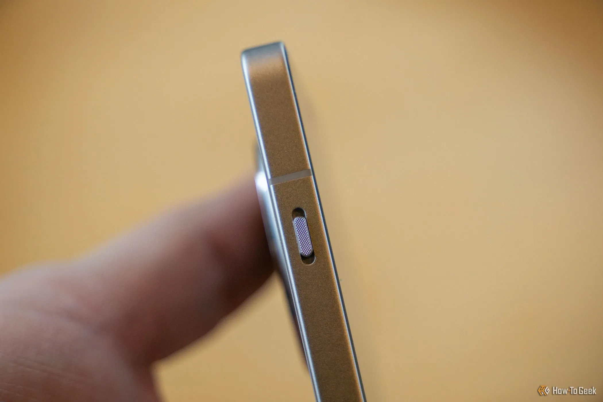 Nút gạt ba vị trí bên hông OnePlus 13R để chuyển đổi chế độ âm thanh: chuông, rung và im lặng