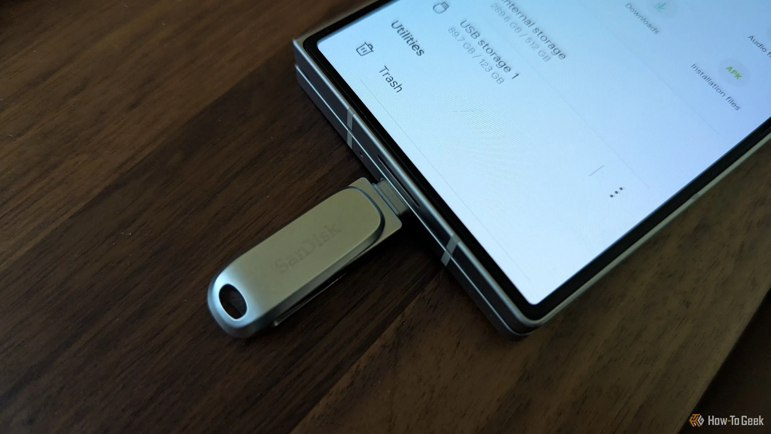 Ổ đĩa flash USB-C kết nối vào điện thoại Samsung Galaxy Z Fold 6, minh họa khả năng lưu trữ trực tiếp trên thiết bị di động