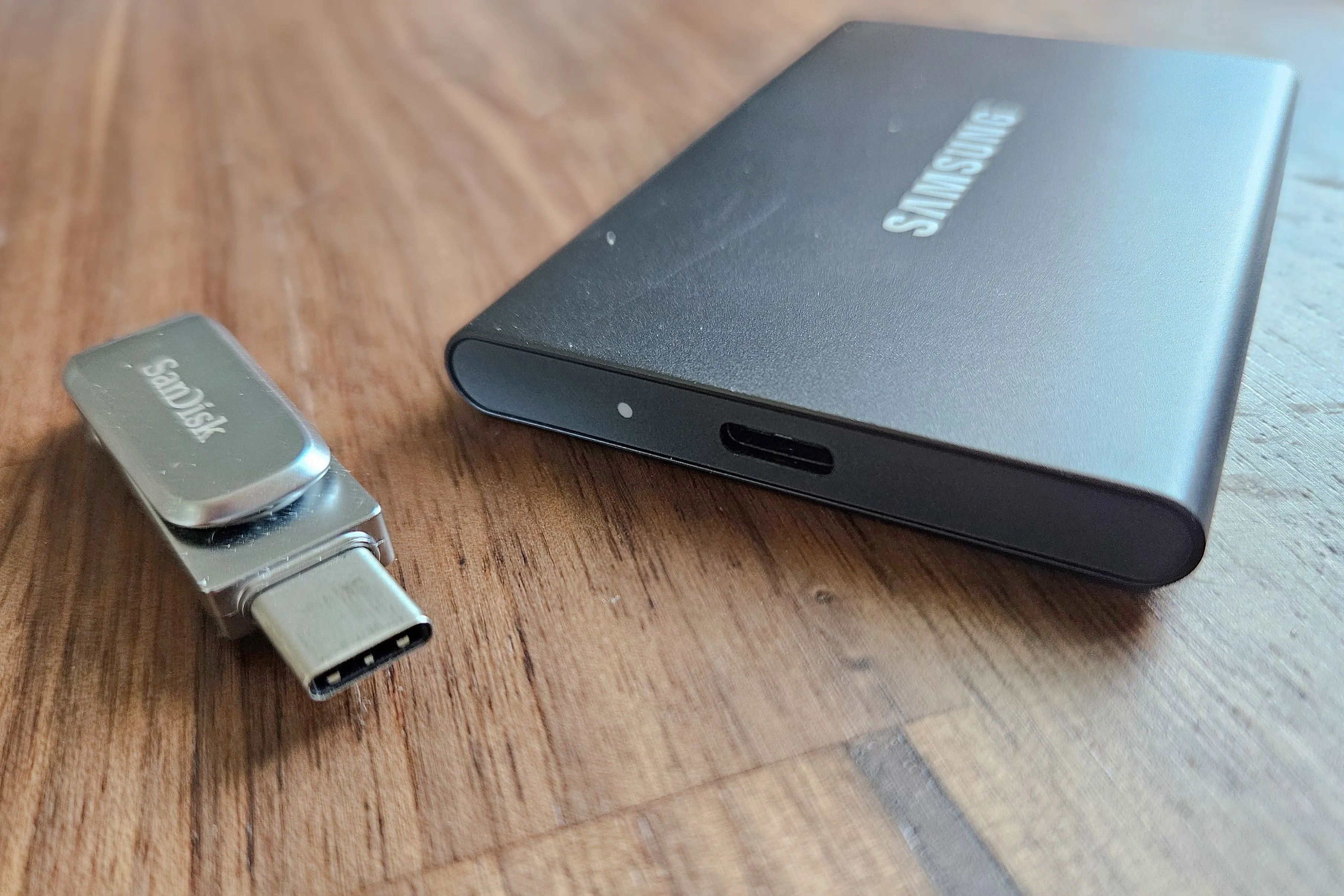 Ổ đĩa flash USB-C và ổ SSD gắn ngoài đặt cạnh nhau, minh họa các lựa chọn lưu trữ vật lý linh hoạt