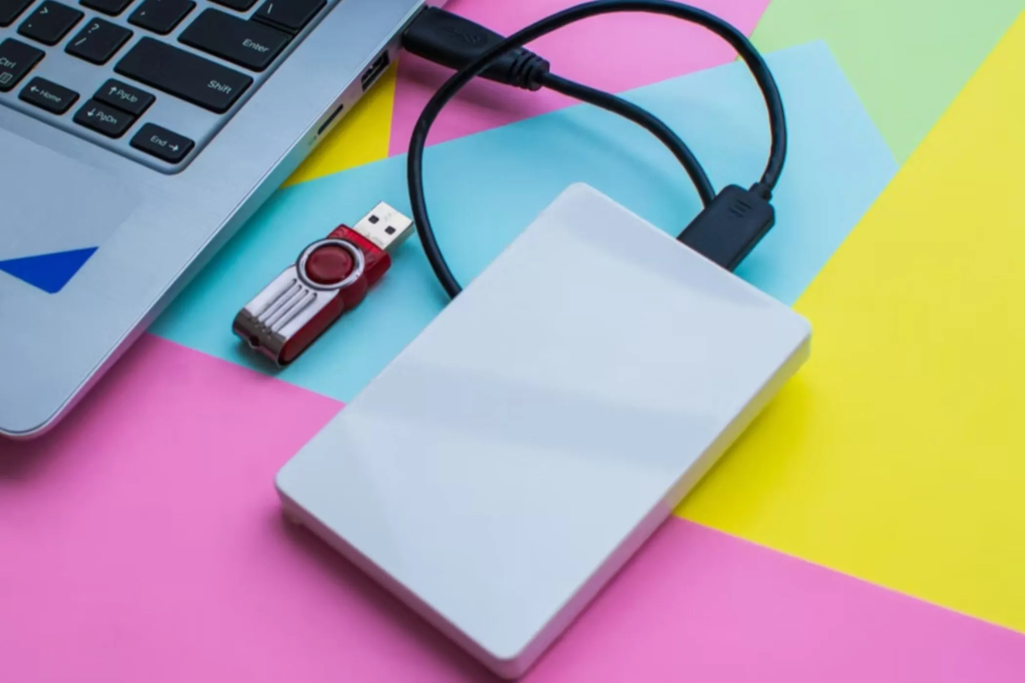 Ổ đĩa flash và ổ đĩa ngoài được kết nối với máy tính xách tay.