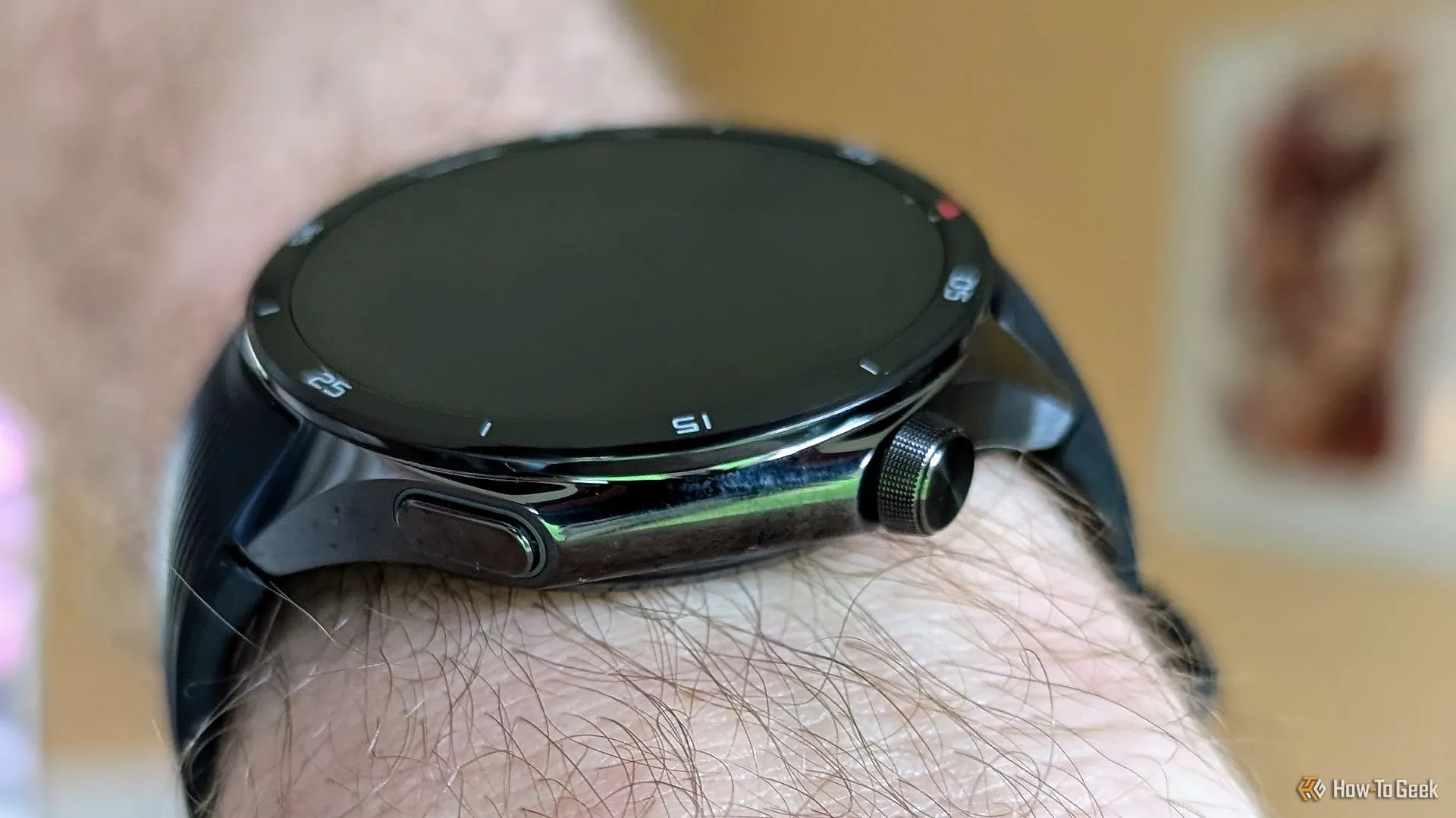 OnePlus Watch 3 với phong cách công nghiệp cá tính trên cổ tay người dùng