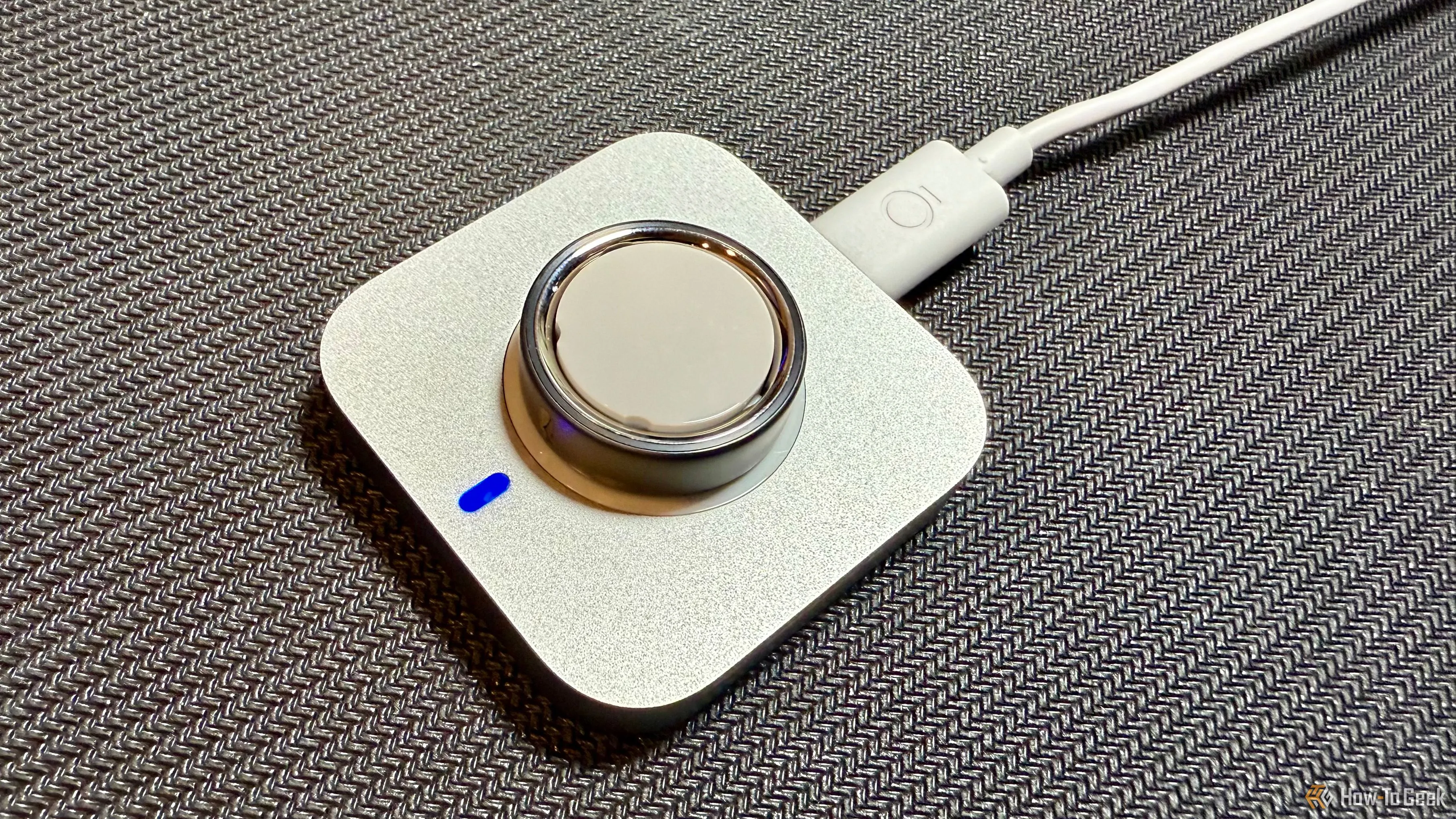 Oura Ring 4 đang được sạc