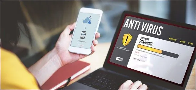 Phần mềm diệt virus hiển thị trên màn hình máy tính xách tay và điện thoại thông minh, tượng trưng cho khả năng bảo vệ đa thiết bị