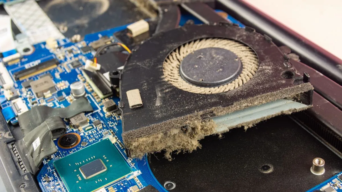 Quạt tản nhiệt bên trong laptop bị bám bụi bẩn, nguyên nhân gây tiếng ồn và giảm hiệu suất làm mát.