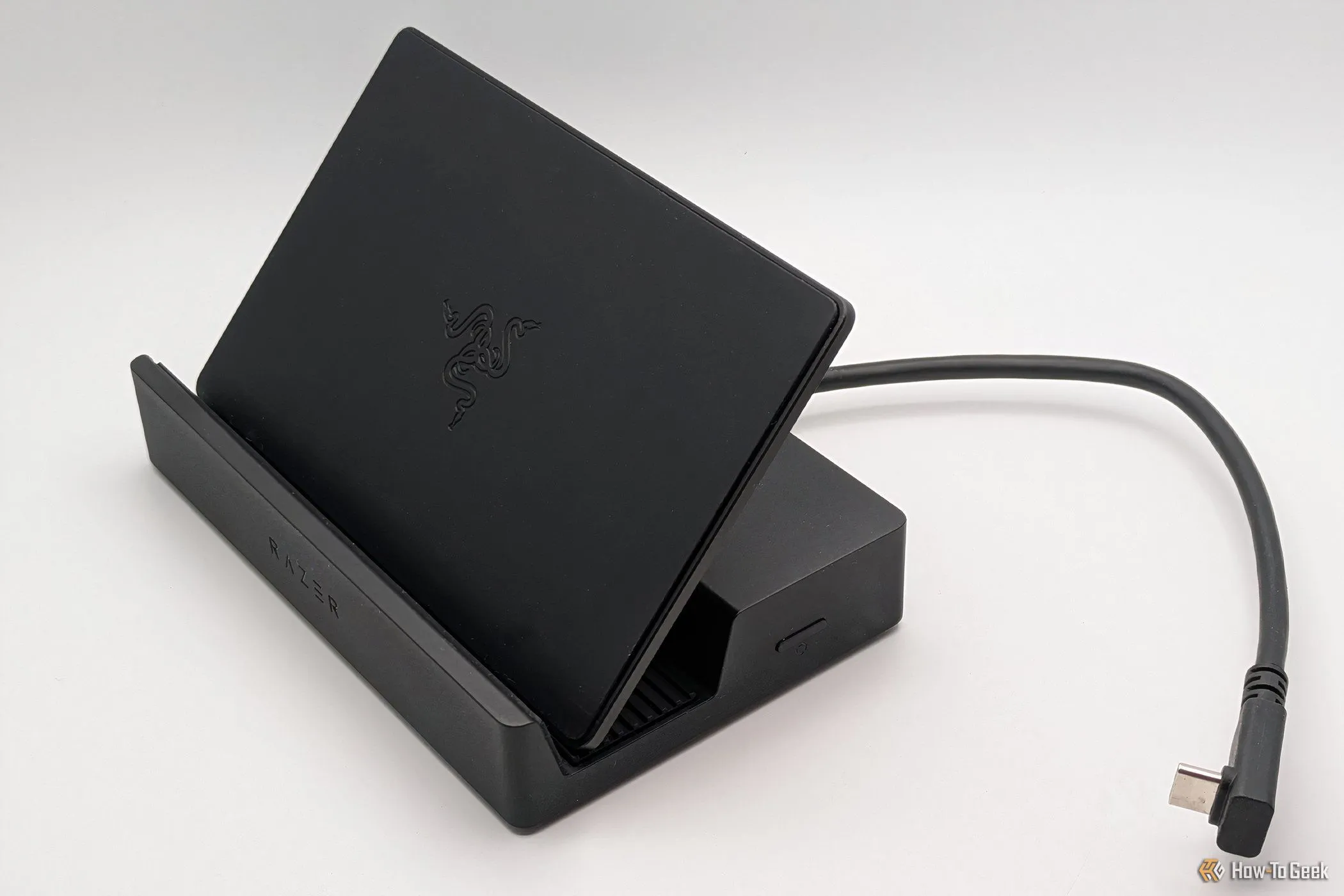 Razer Handheld Dock Chroma với đế dựng thẳng đứng và cáp USB-C nổi bật, sẵn sàng kết nối thiết bị