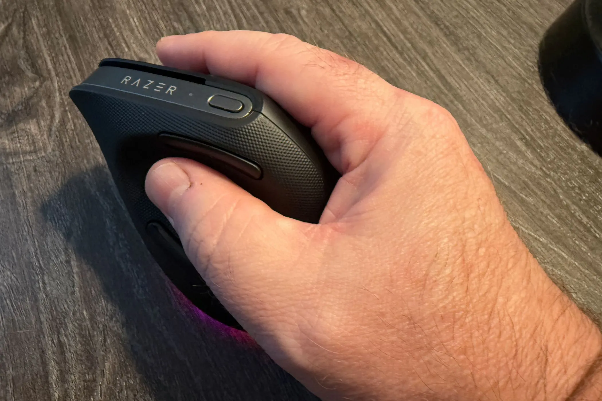 Razer Pro Click V2 Vertical Edition trên tay người dùng, minh họa kích thước lớn và tư thế cầm