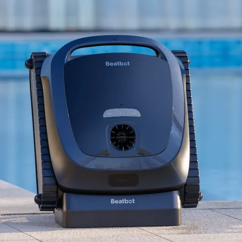 Robot hút bụi hồ bơi Beatbot AquaSense 2 màu trắng và xanh nổi trên mặt nước hồ bơi