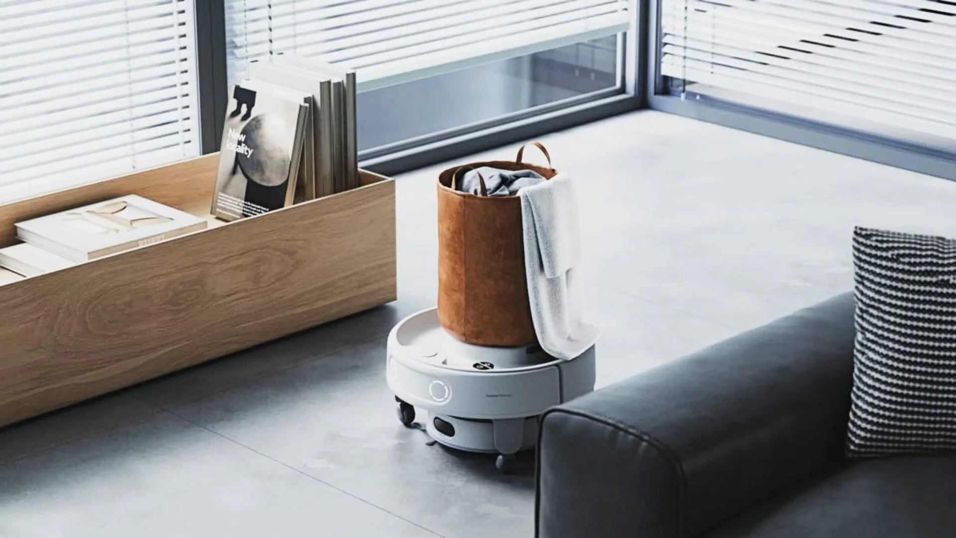 Robot hút bụi SwitchBot đang dọn dẹp sàn nhà, minh họa khả năng tương thích với Home Assistant