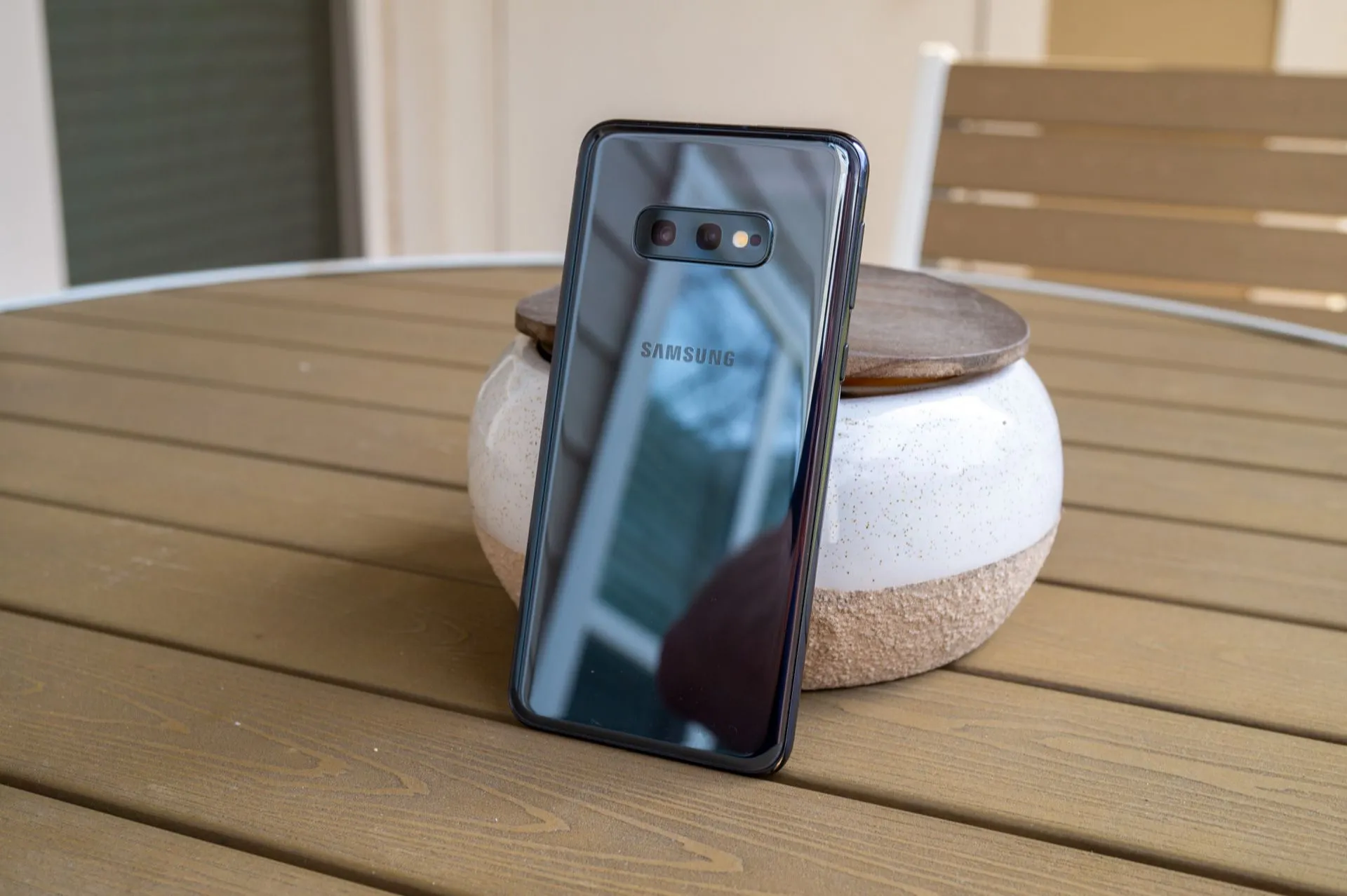 Samsung Galaxy S10e màu đen đặt trên bàn, thể hiện thiết kế nhỏ gọn