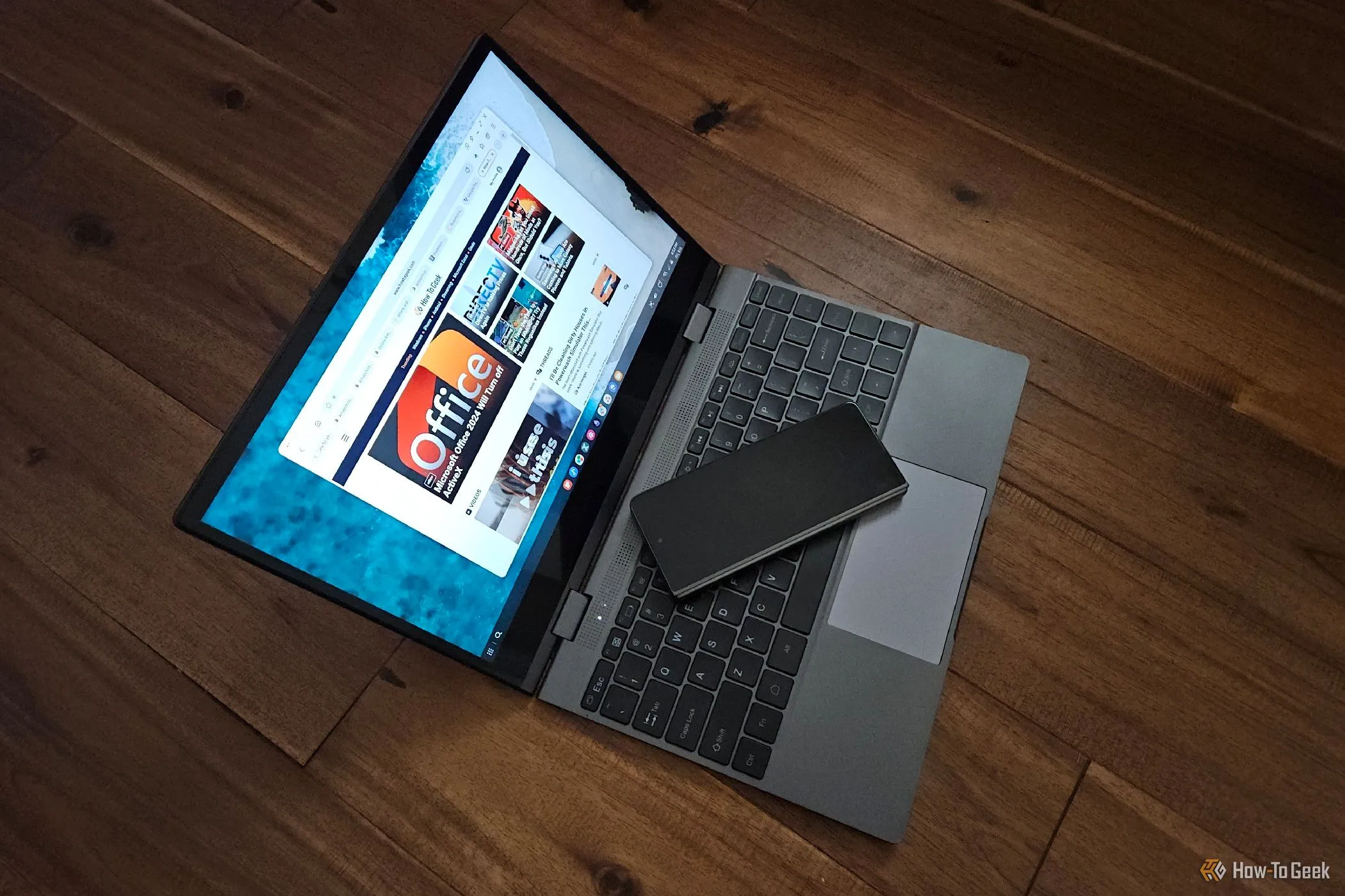Samsung Galaxy Z Fold 5 kết nối không dây với lapdock uPerfect, thể hiện tính linh hoạt của DeX.