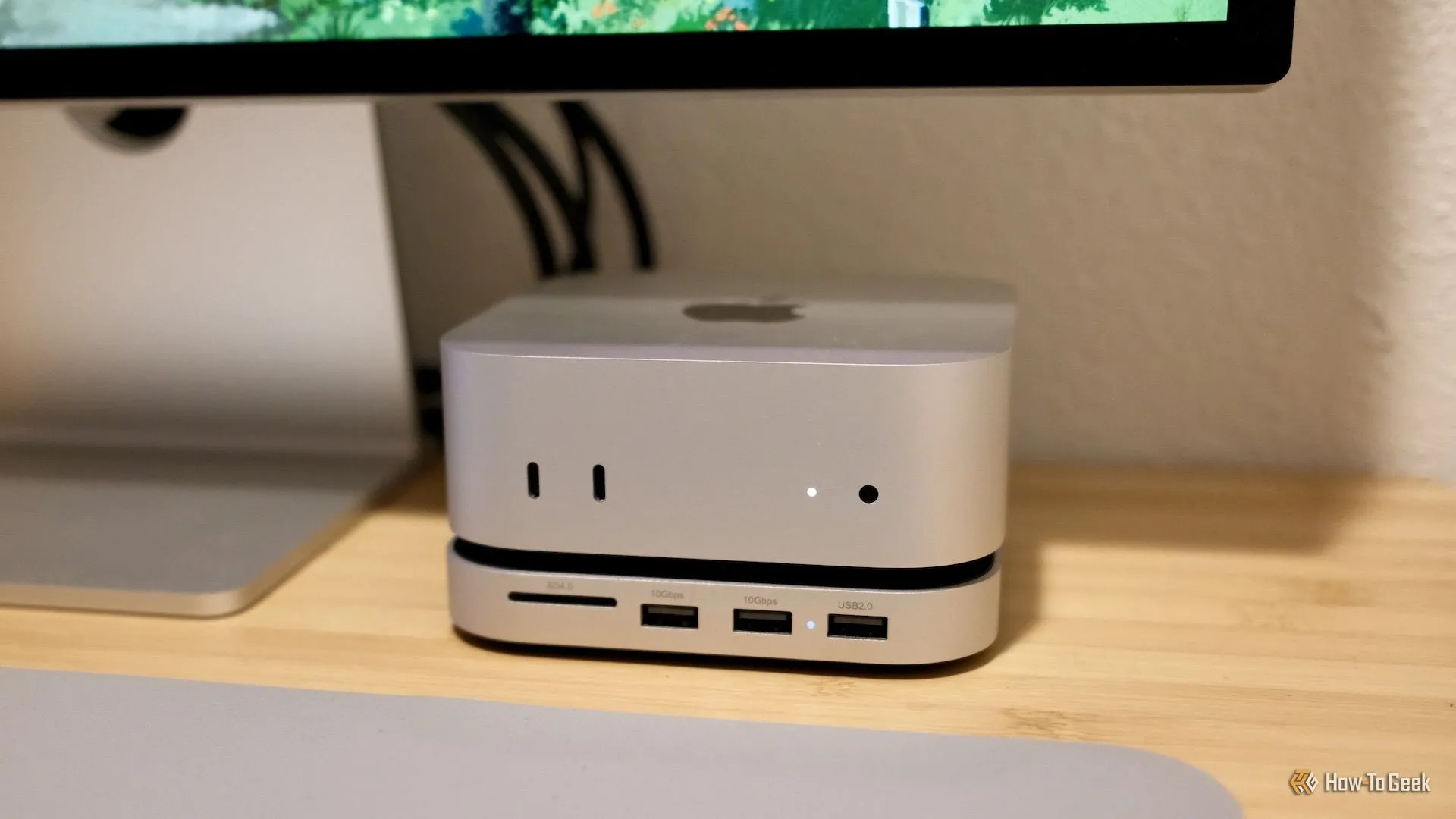 Satechi Mac Mini M4 Stand &amp; Hub dưới màn hình Studio Display.