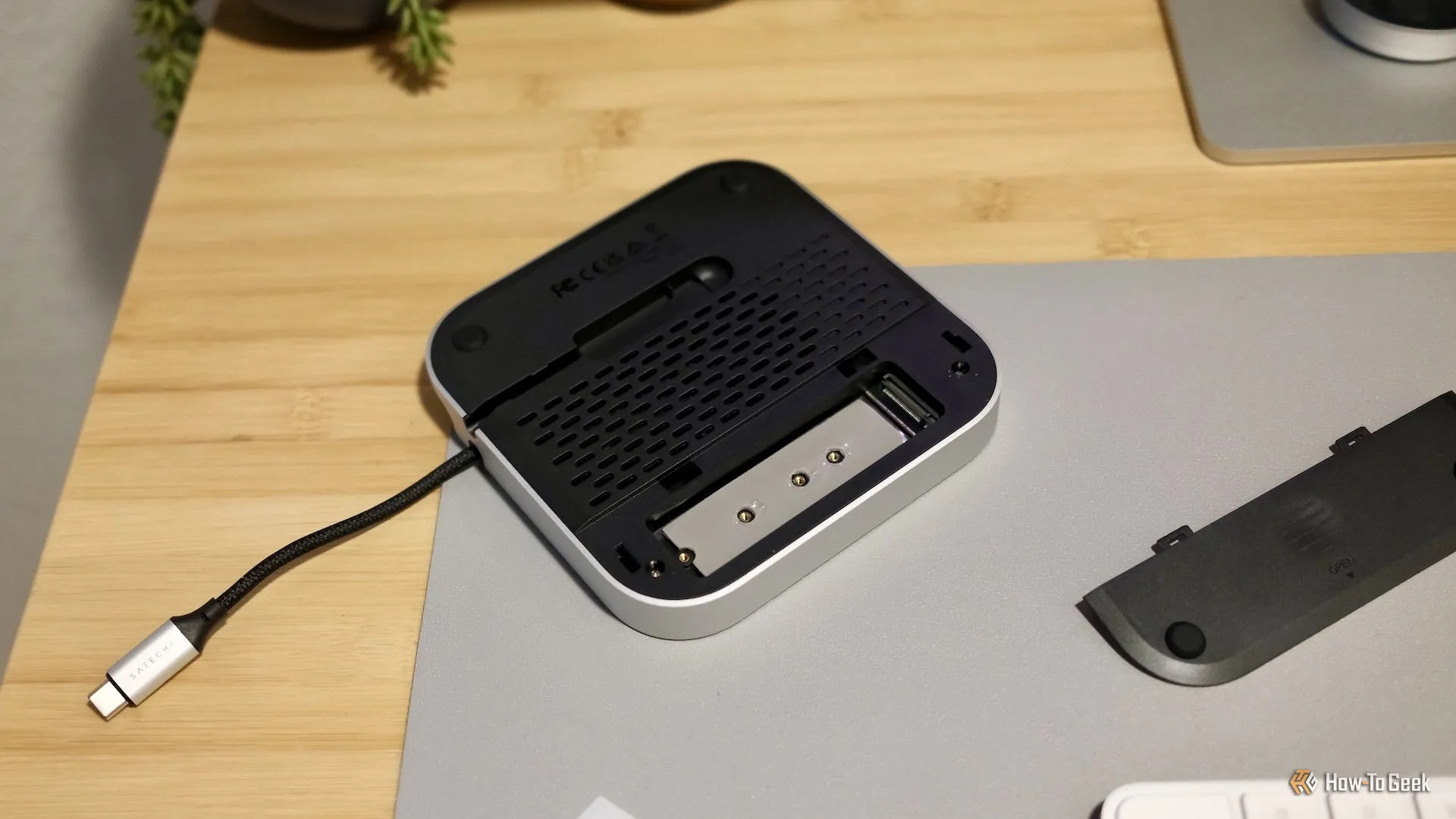 Satechi Mac Mini M4 Stand &amp; Hub lật ngược, lộ khe cắm SSD.