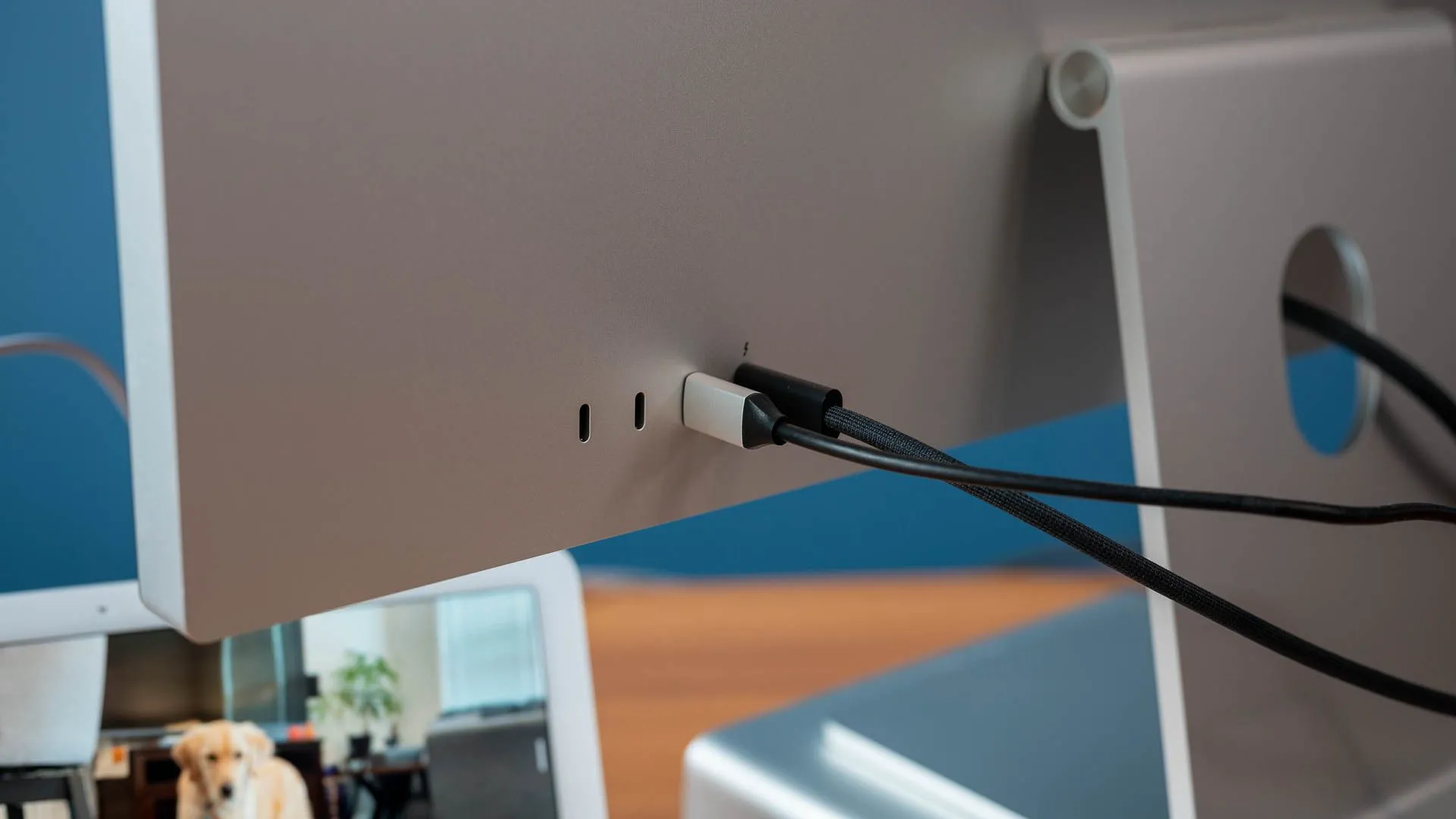 Satechi Type-C Monitor Stand Hub kết nối với Apple Studio Display, minh họa khả năng mở rộng cổng kết nối