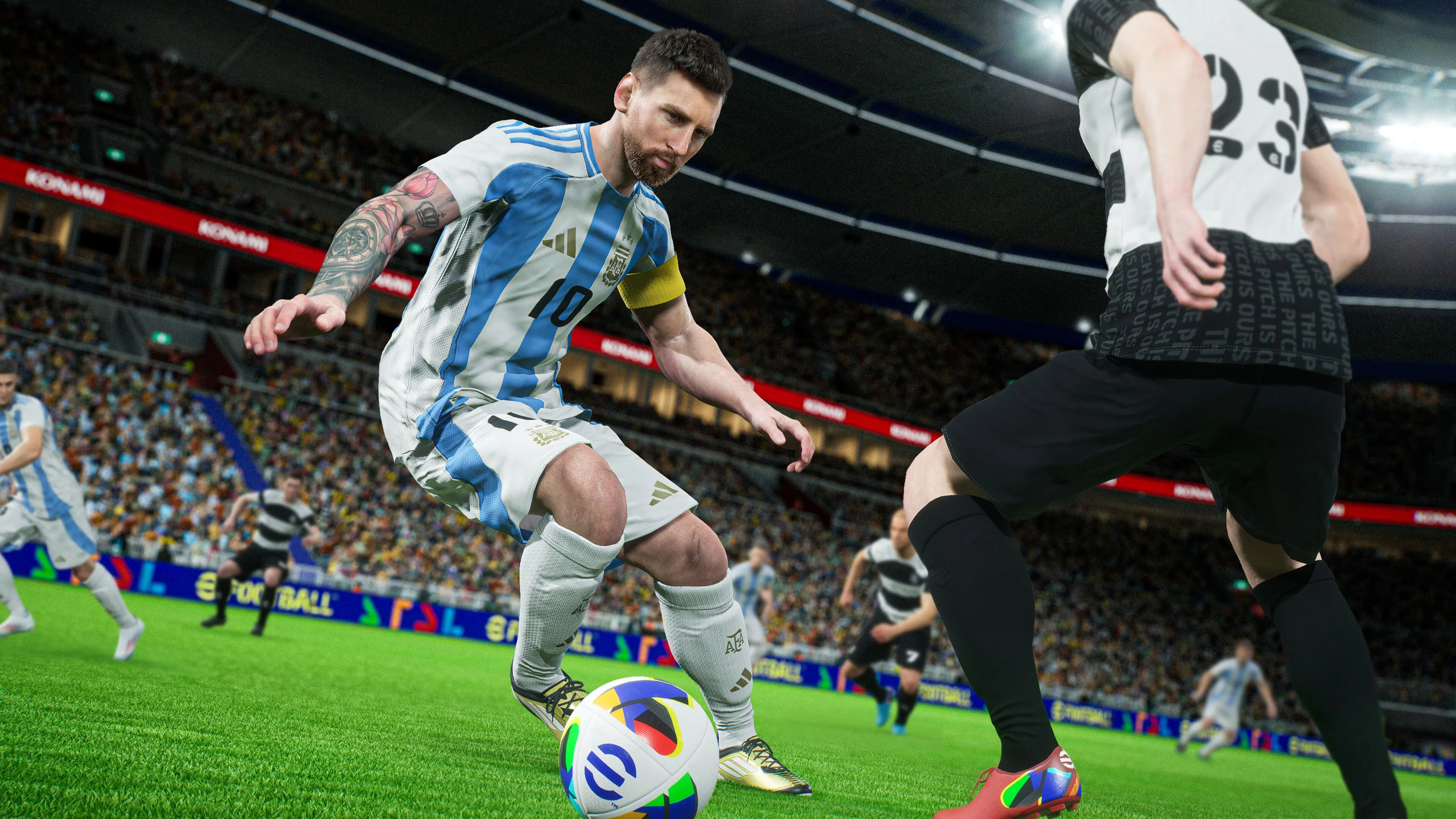 Siêu sao Lionel Messi đang dẫn bóng trong trận đấu của eFootball™, tựa game bóng đá miễn phí.