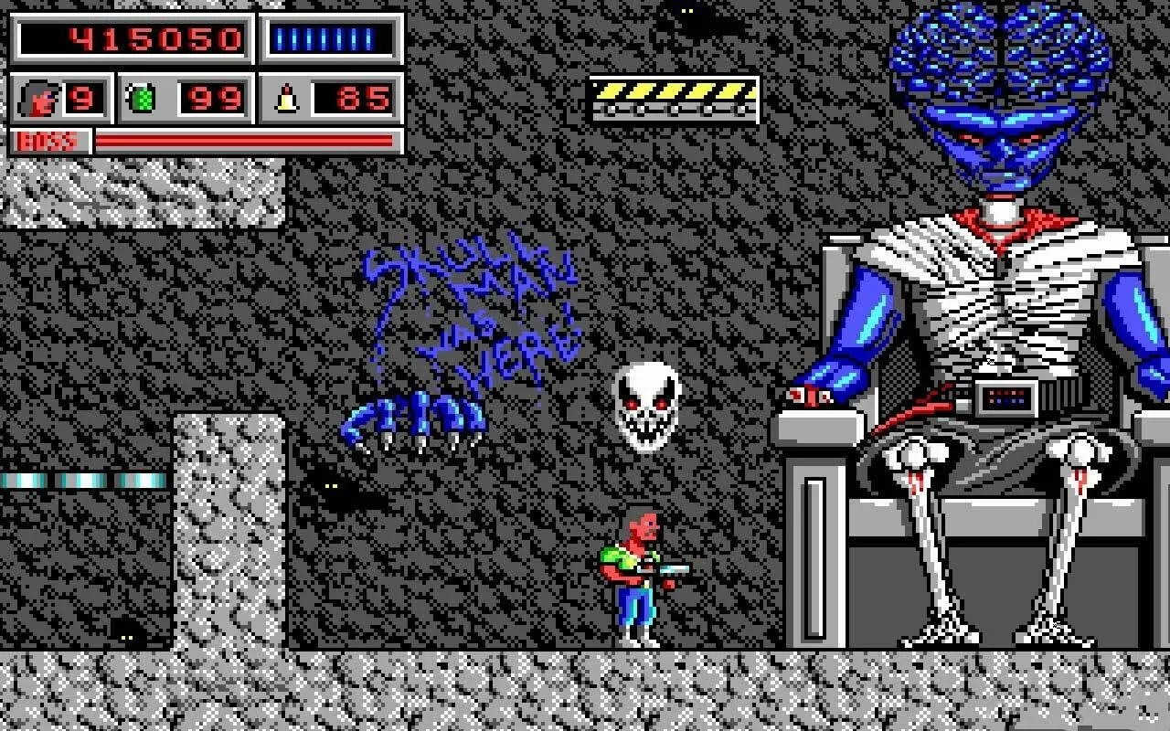 Snake Logan, nhân vật chính, đang chiến đấu với một quái vật ngoài hành tinh có bộ não lớn nhô ra trong game Bio Menace, với môi trường tối tăm và hiệu ứng ánh sáng xanh.