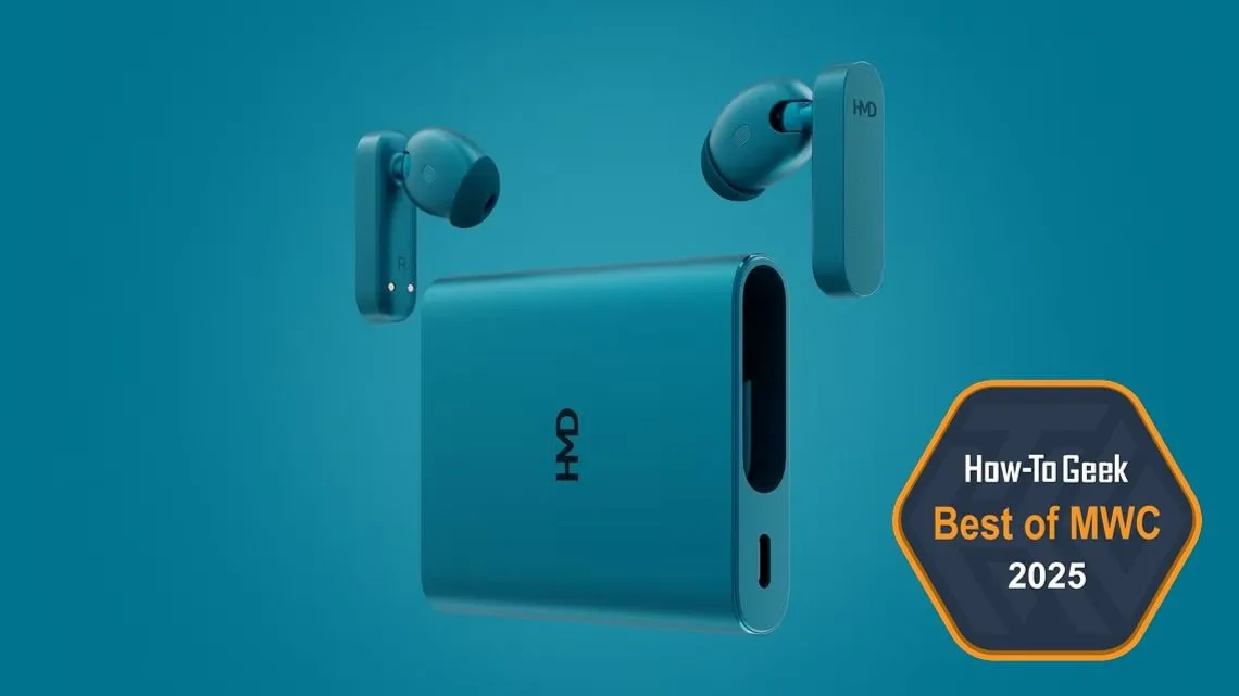 Tai nghe không dây HMD Amped Buds màu xanh dương cùng hộp sạc trên nền xanh