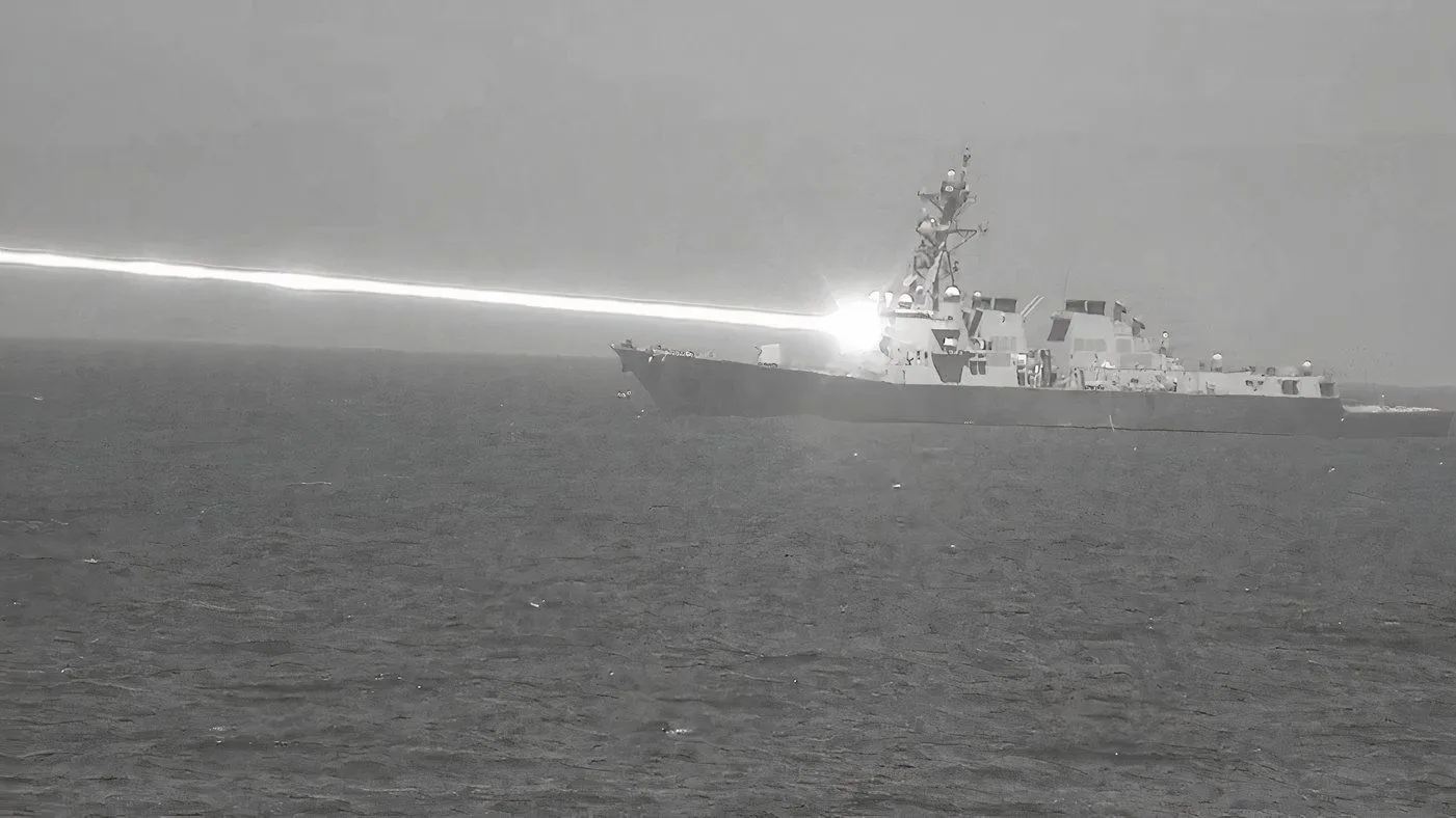 Tàu USS Preble khai hỏa vũ khí laser HELIOS tiên tiến của mình
