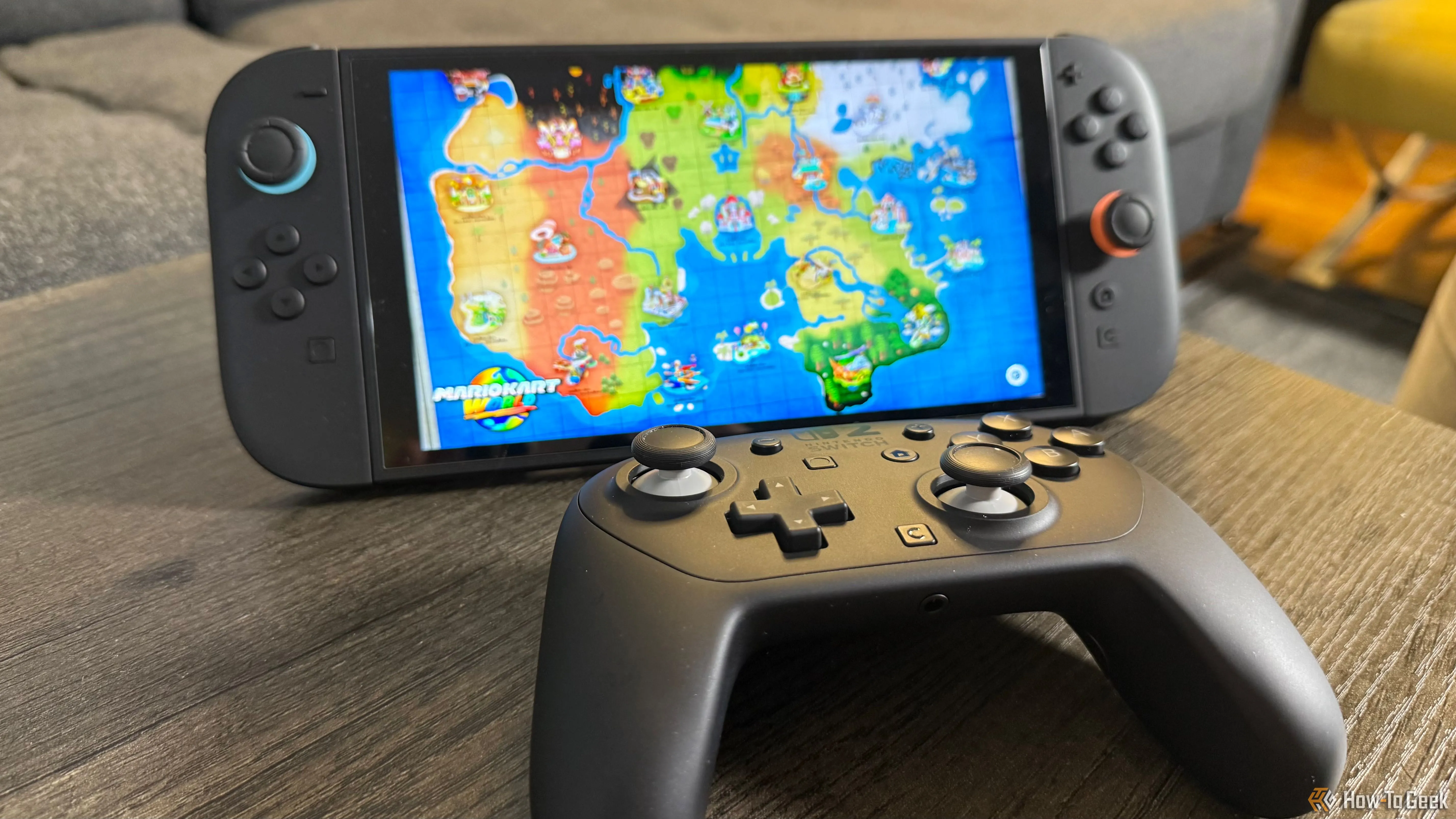 Tay cầm Nintendo Switch 2 Pro Controller đang được sử dụng để chơi Mario Kart World trên console Switch 2, minh họa trải nghiệm chơi game mượt mà.