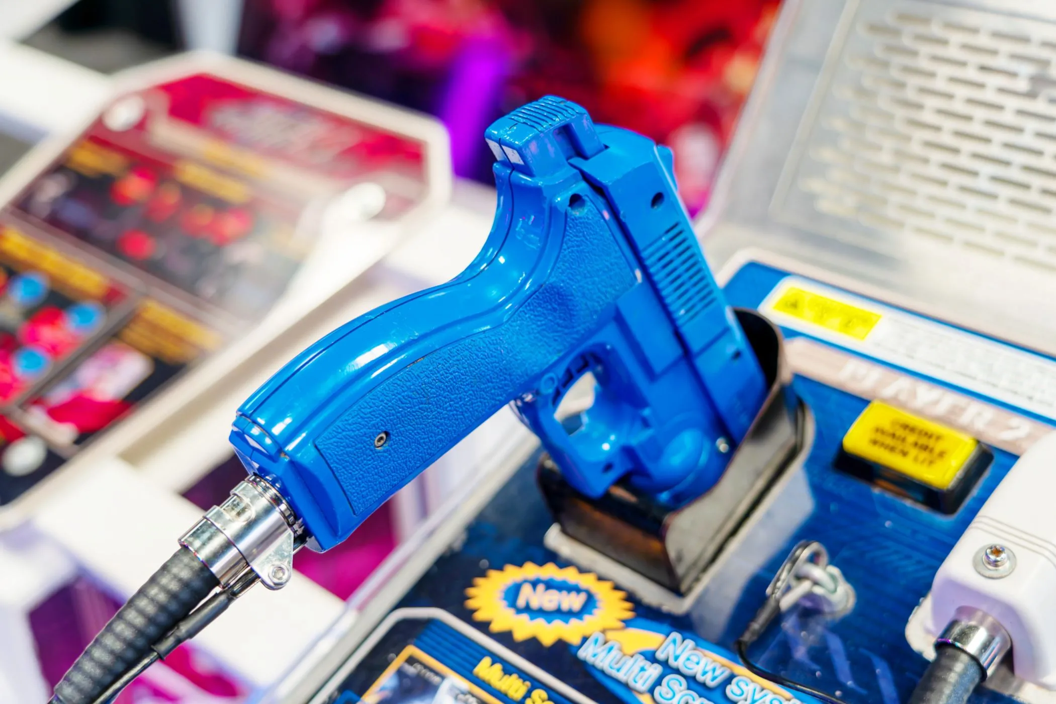 Tay cầm súng hồng ngoại (light gun) trên máy game arcade, biểu tượng của thể loại bắn súng đặc biệt này.