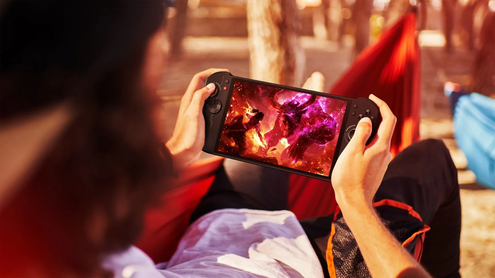 Thiết bị chơi game cầm tay Acer Nitro Blaze 8 được một người đang cầm, với màn hình lớn