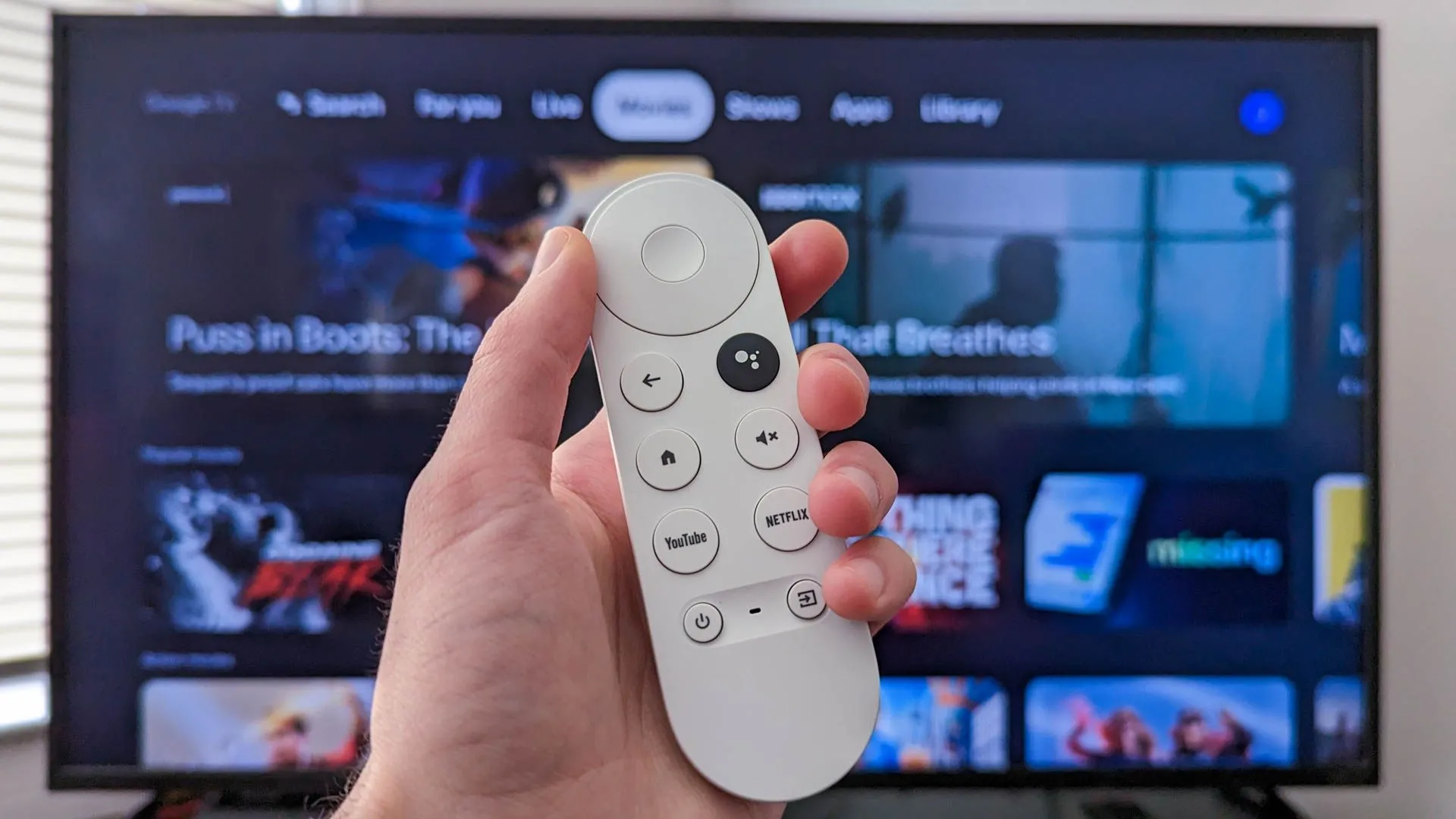 Thiết bị Chromecast với Google TV cắm vào cổng HDMI của TV